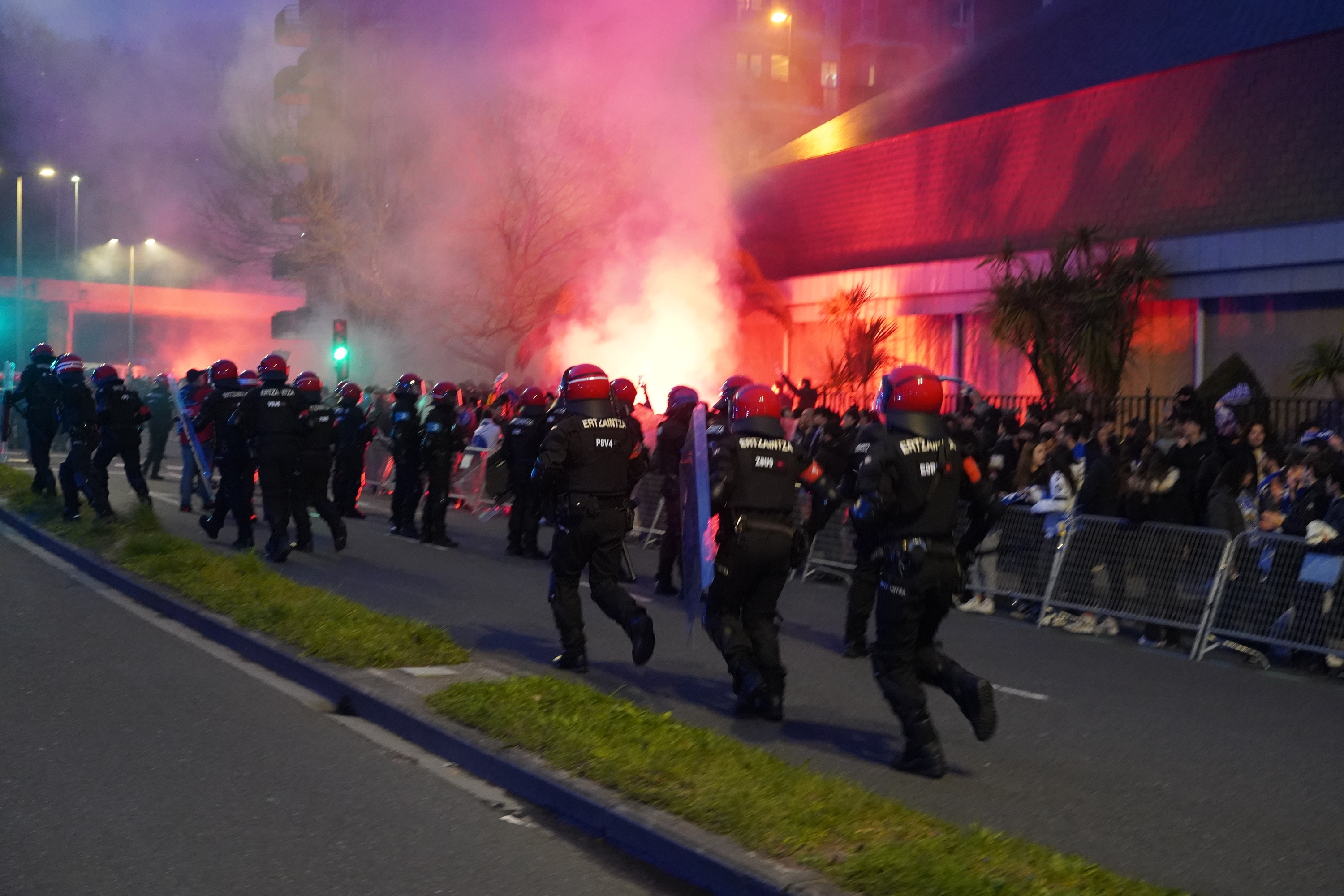2024-03-05, Donostia. Ertzaintza oldartu egin zen Txapeldunen Ligako Realaren eta PSG arteko partidaren atarian. JON URBE / FOKU