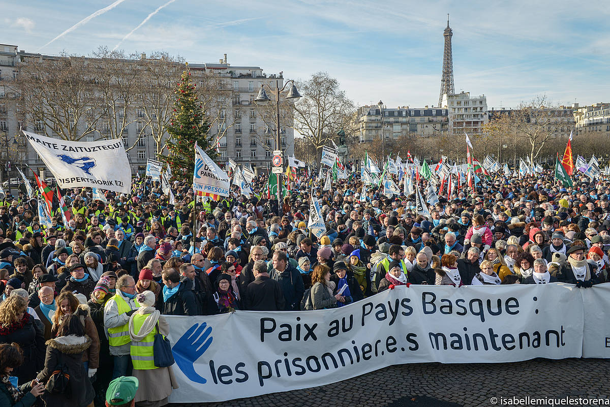 Milaka herritarrek manifestazioa egin zuten 2017ko abenduan, Parisen. ISABELLE MIQUELESTORENA