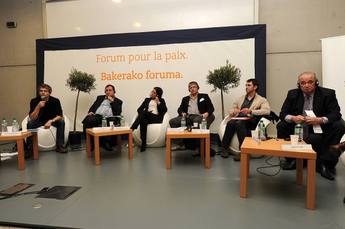 Ipar Euskal Herriko ordezkari politikoak, 2012ko Baionako foroan. GAIZKA IROZ Ipar Euskal Herriko ordezkari politikoak, 2012ko Baionako foroan. GAIZKA IROZ