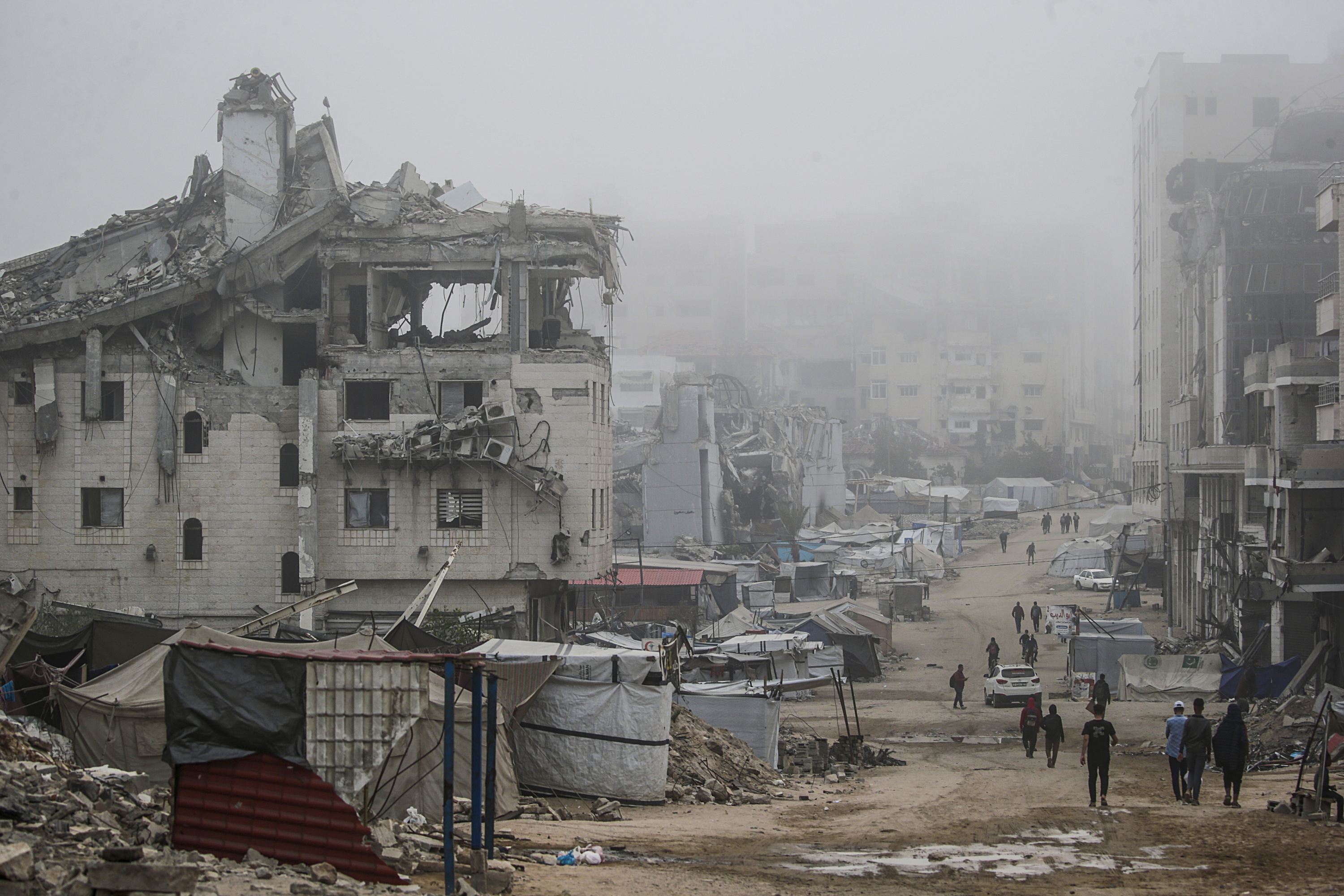 Palestinarrak Gaza hiriko kaleetan, gaur. MOHAMMED SABER / EFE