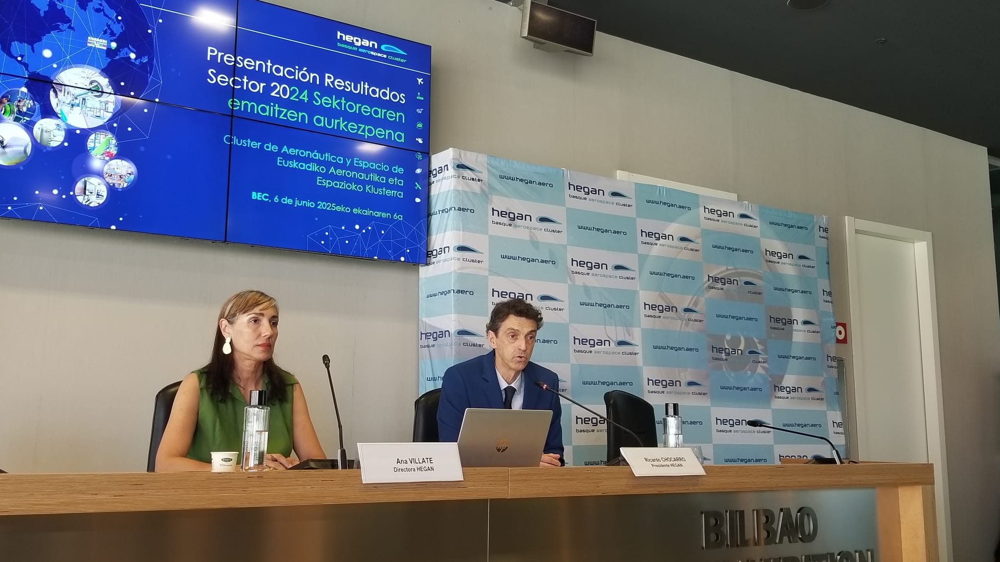 Ana Villate eta Ricardo Txokarro Heganeko arduradunak, ostiral honetan Barakaldon egindako agerraldian. HEGAN