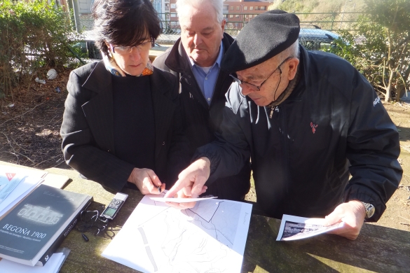 lAnda lana. Amaia Mujika Goñi, Jose Girondo eta Jose Luis Izkara, Bilboko Begoña auzoan, 2014ko urtarrilean. Goñik Begoñan egin du azken urteetako lan etnografikorik sakonena. AMAIA MUJIKA GOÑI lAnda lana. Amaia Mujika Goñi, Jose Girondo eta Jose Luis Izkara, Bilboko Begoña auzoan, 2014ko urtarrilean. Goñik Begoñan egin du azken urteetako lan etnografikorik sakonena. AMAIA MUJIKA GOÑI
