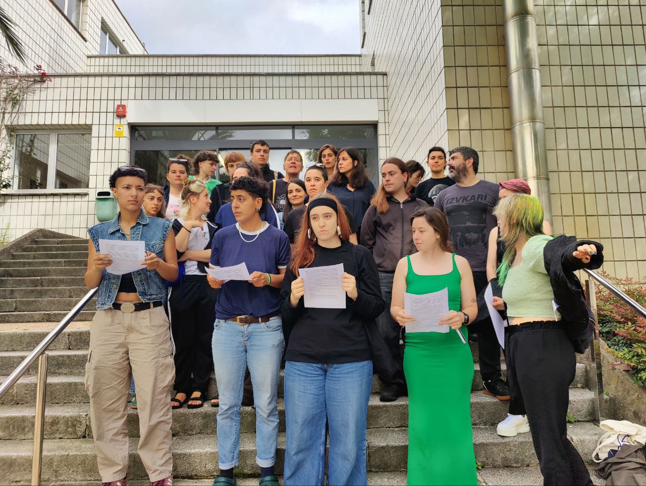  Agerraldia egin dute EHUko Zuzenbide Fakultatearen aitzinean. BERRIA