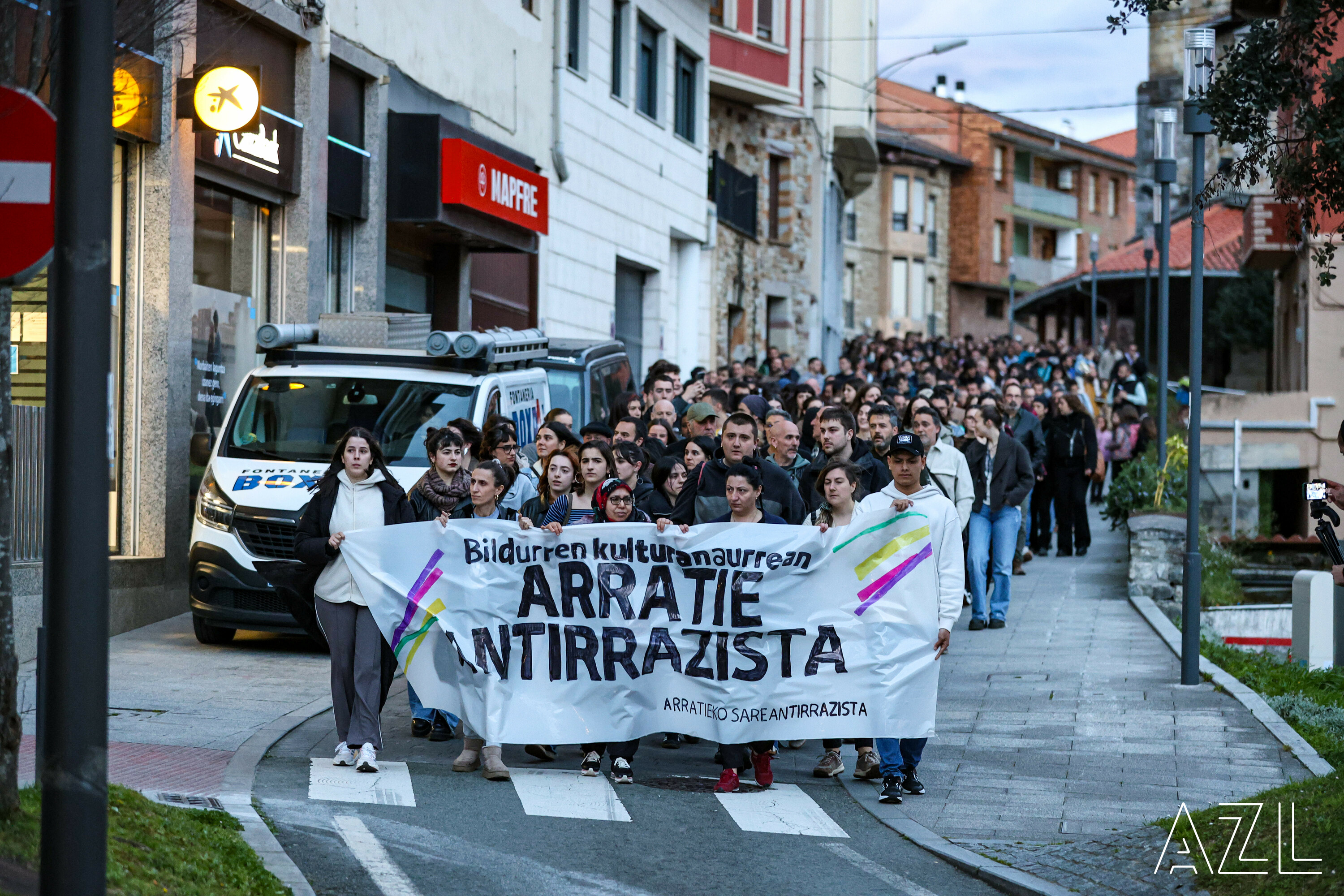 Arrazakeriaren kontrako manifestazioa Arratian, martxoaren 21ean. ARRATIAKO SARE ANTIRRAZISTA