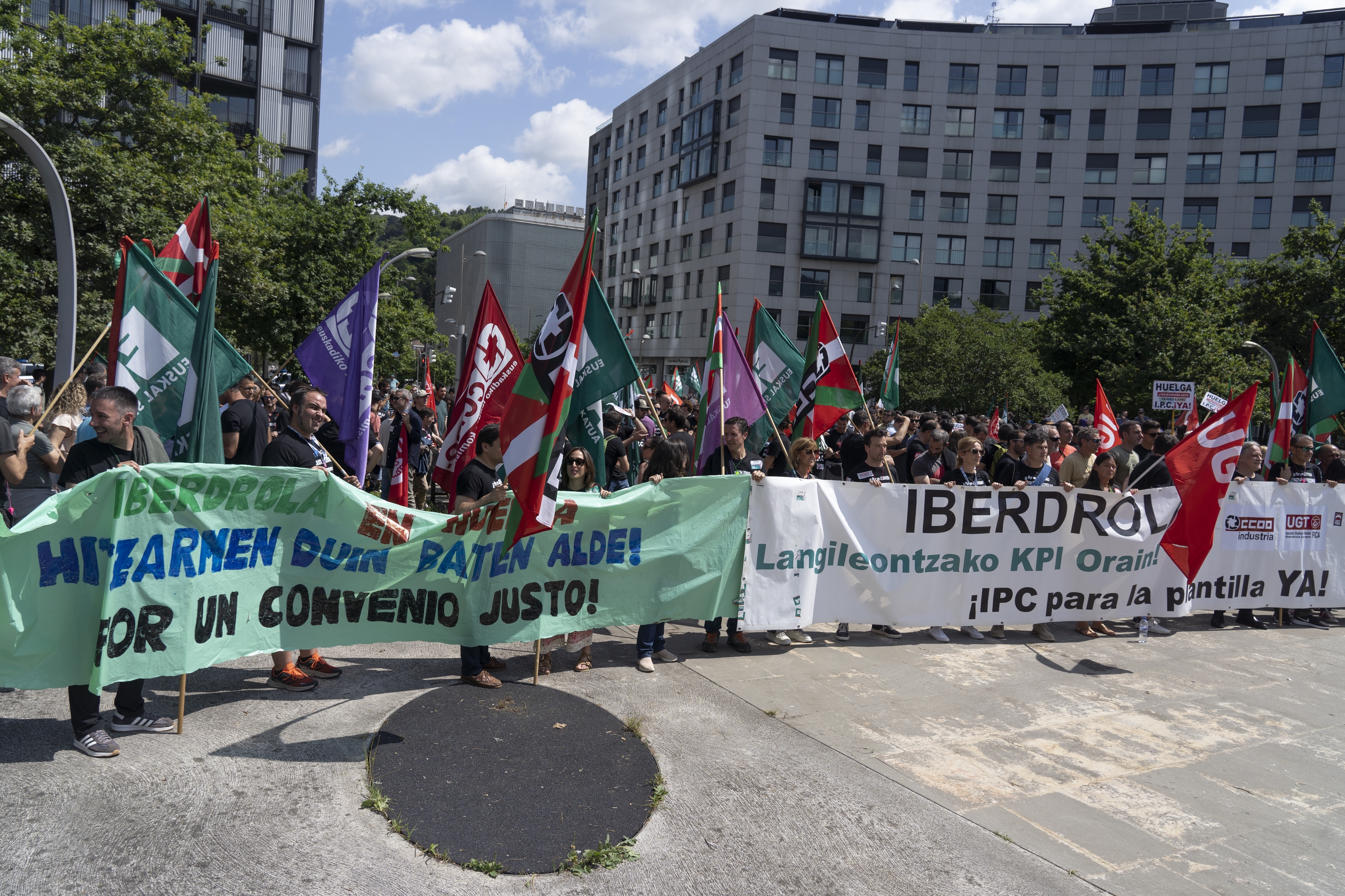 Iberdrolako langileak enpresaren izen bera duen dorrearen aurrean, gaur, Bilbon. MONIKA DEL VALLE / FOKU