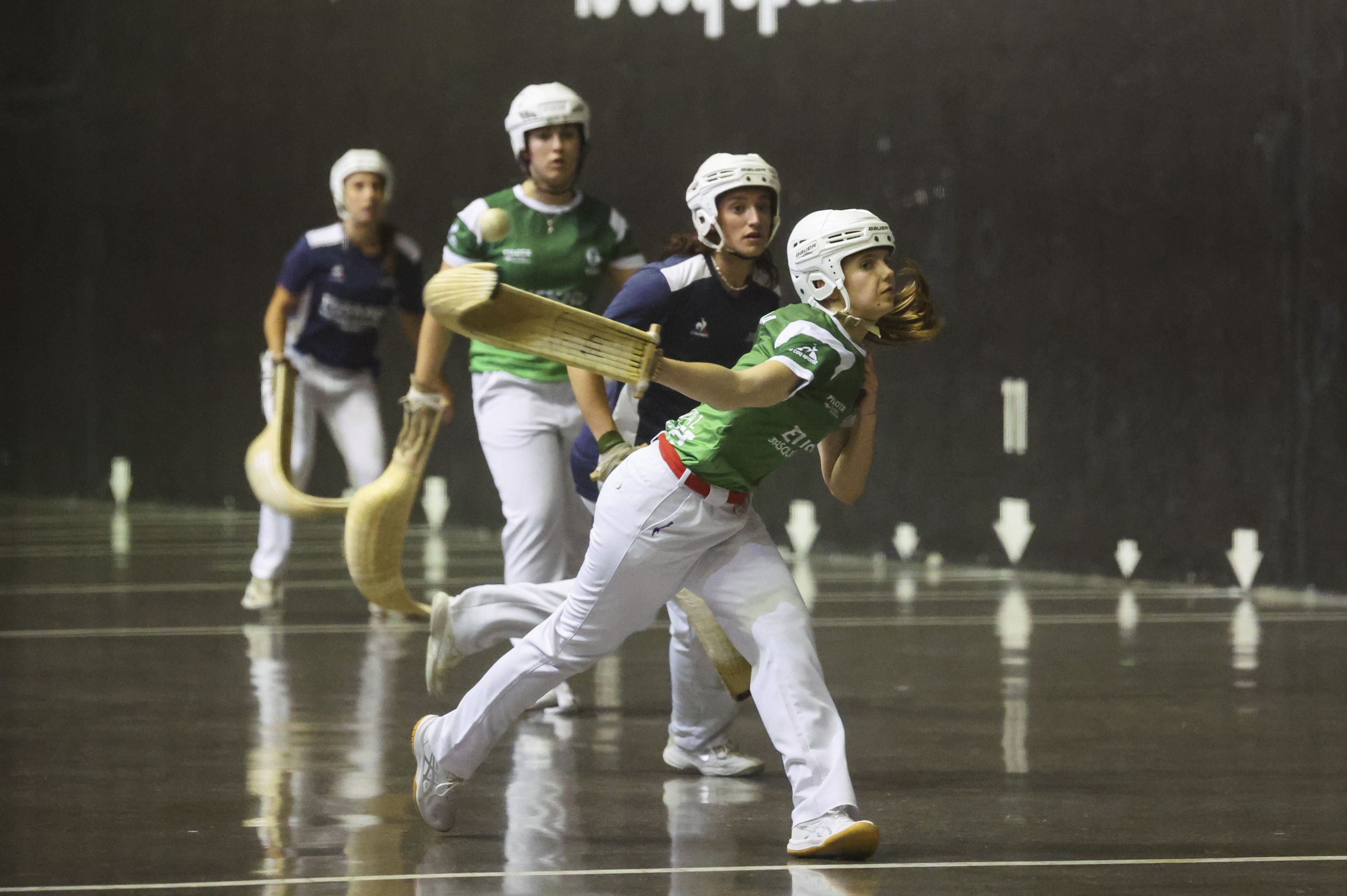 Elaia Gogenola pilota jotzen. LUIS TEJIDO / EFE