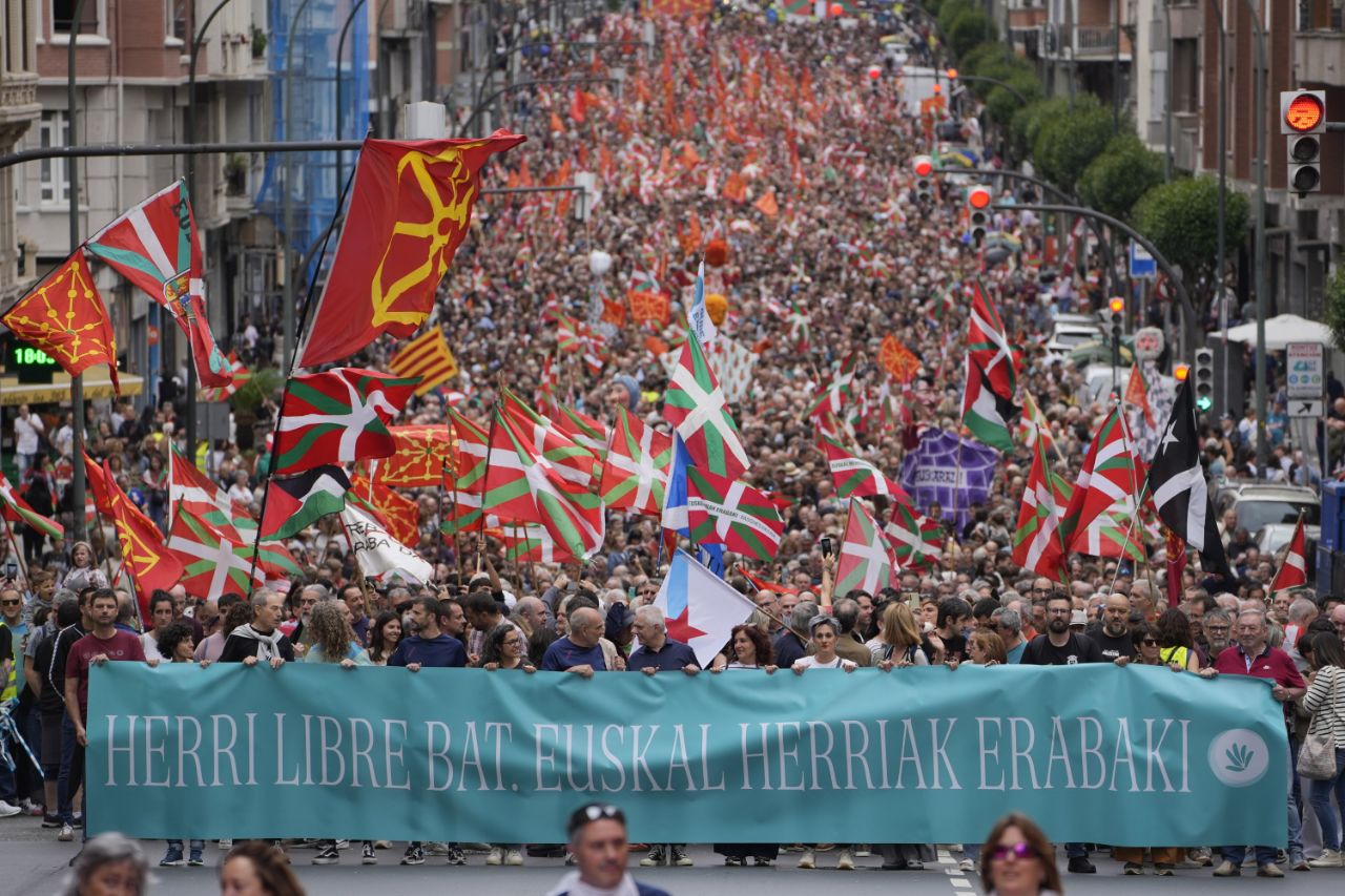 Bilboko Autonomia kalea jendez gainezka. GURE ESKU