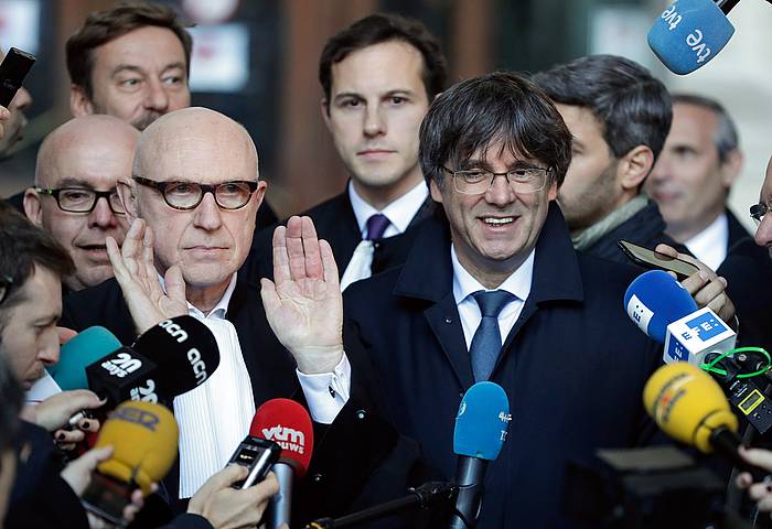 Carles Puigdemont Kataluniako presidente kargugabetua, gaur, Bruselako epaitegiaren atarian. STEPHANIE LECOCQ, EFE