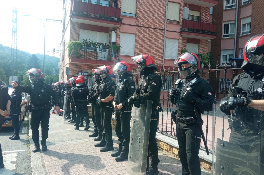 Poliziak, hustu behar duten etxebizitzaren aurrean, Bilbon. BERRIA Poliziak, hustu behar duten etxebizitzaren aurrean, Bilbon. BERRIA
