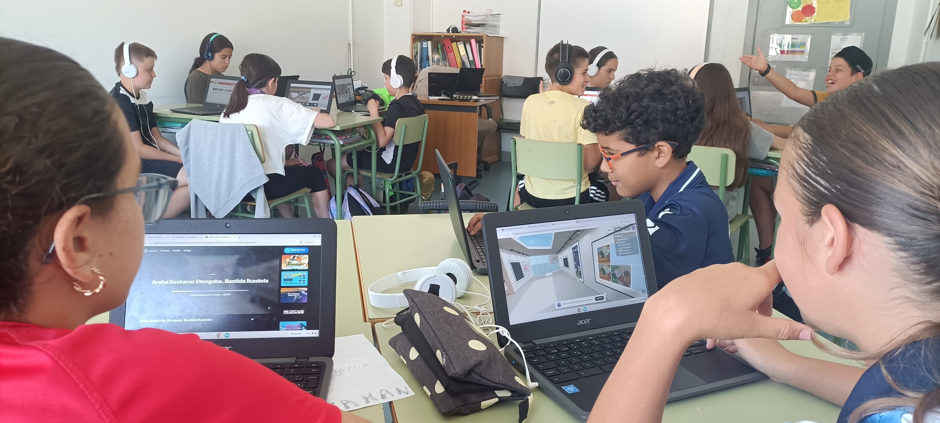 Gazteak ihes gela digitalean jolasean. ARABA EUSKARAZ