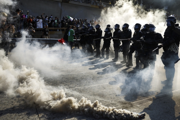 Polizia agente batzuk manifestarien aurka egiten, atzo, Los Angelesen. CAROLINE BREHMAN / EFE Polizia agente batzuk manifestarien aurka egiten, atzo, Los Angelesen. CAROLINE BREHMAN / EFE