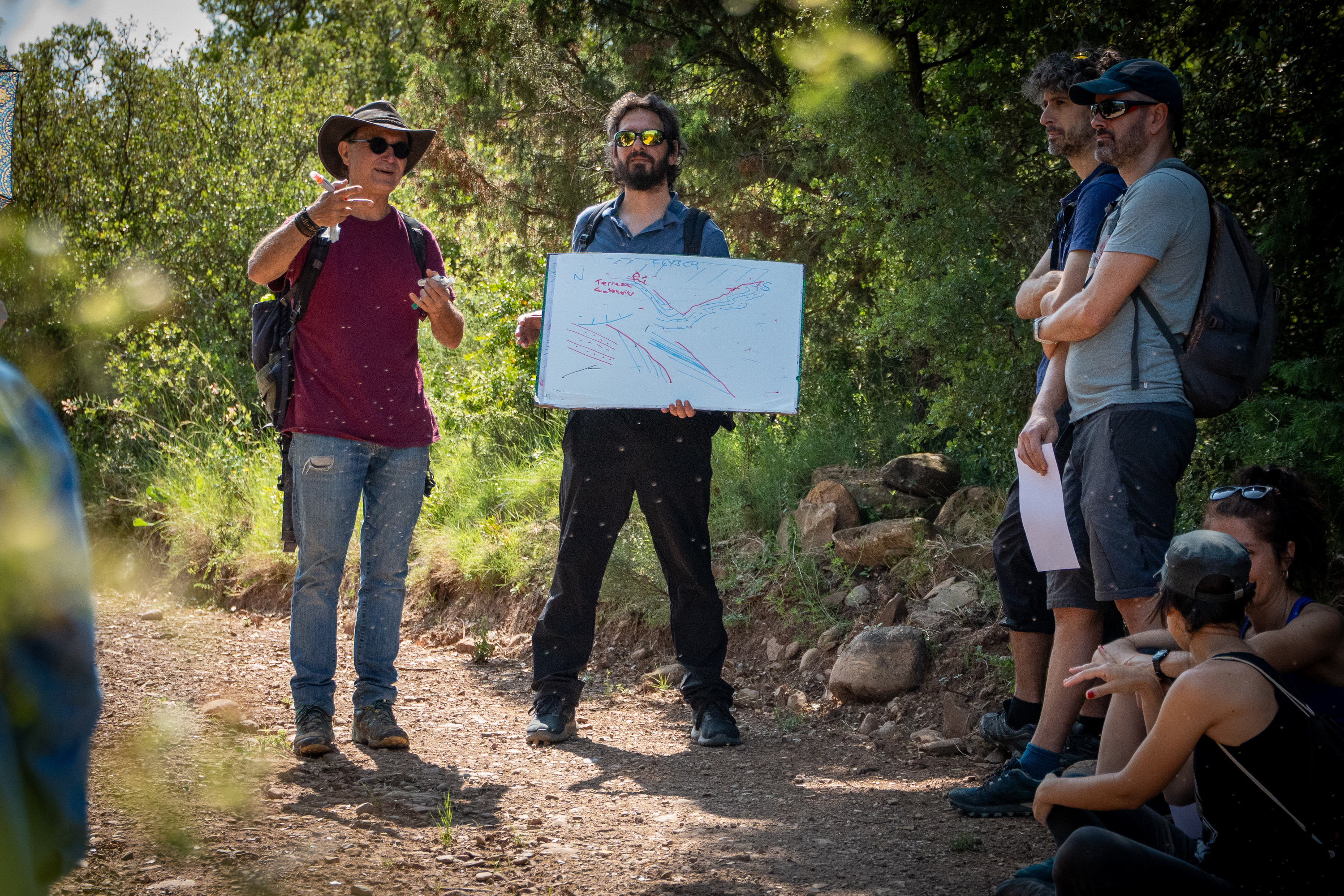 Ezkerrean, Antonio Casas, Esako urtegiaren ezkerreko magalera bidean, urtegiaren inguruko geologiari buruzko azalpenak ematen, ekainaren 8an. AITOR KARASATORRE / FOKU