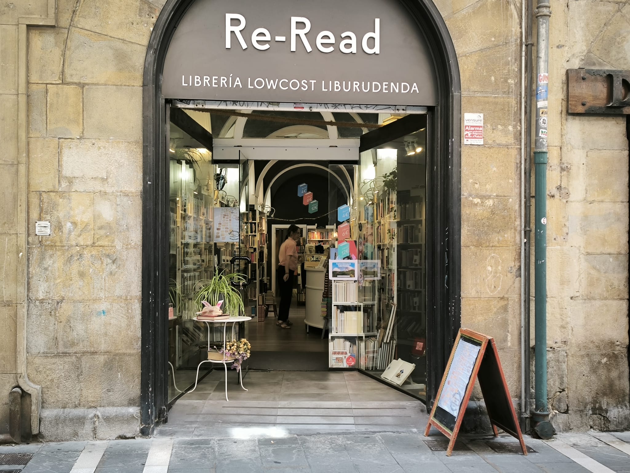  Iruñeko Re-Read bigarren eskuko liburuen denda, kanpotik, ekainaren 10ean. NAFARROAKO HITZA