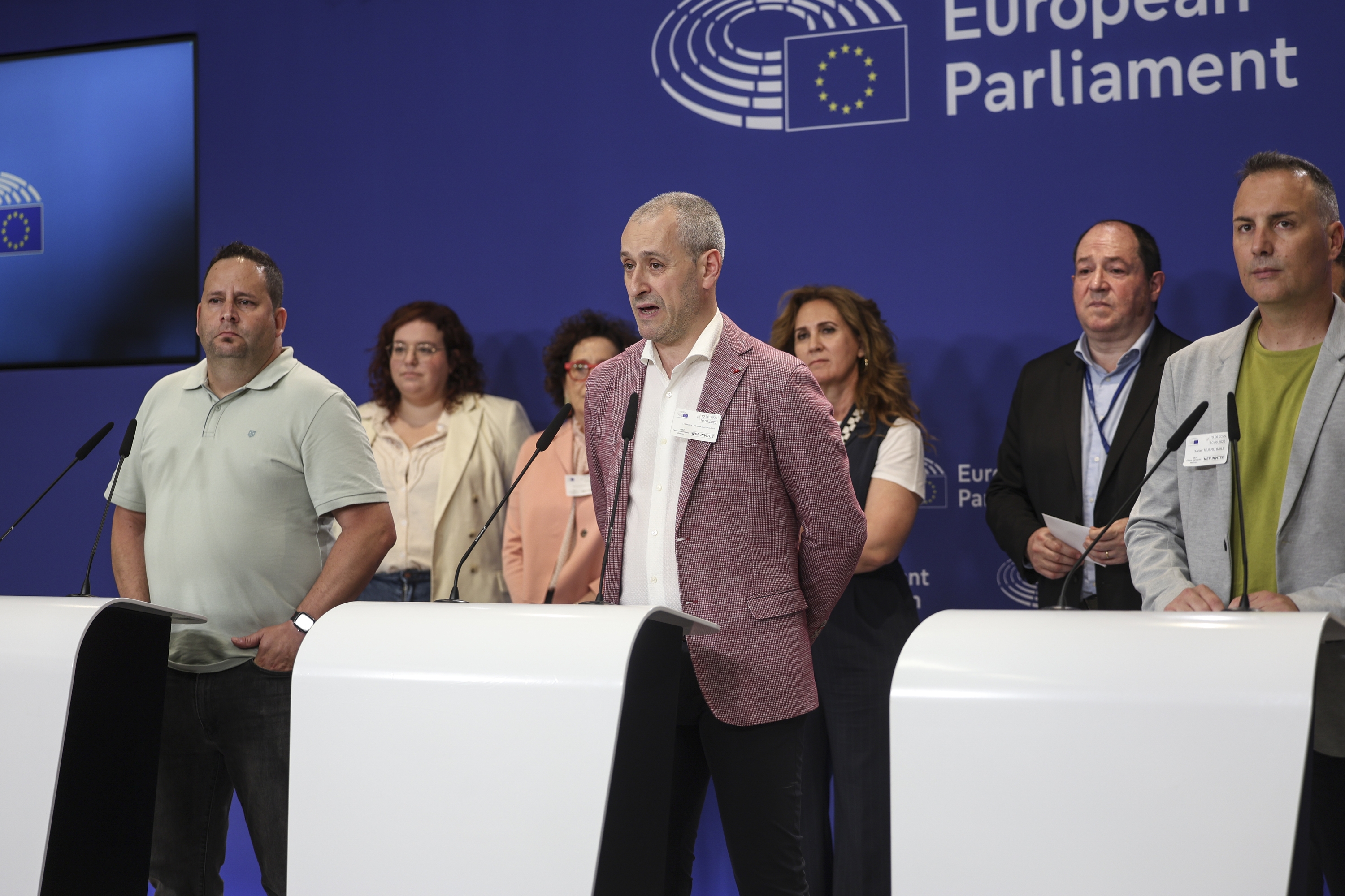 Juanjo Hermoso de Mendoza —erdian— eta BSHko langile batzordeko beste bi ordezkari, gaur, Bruselan. PABLO GARRIGOS / EFE