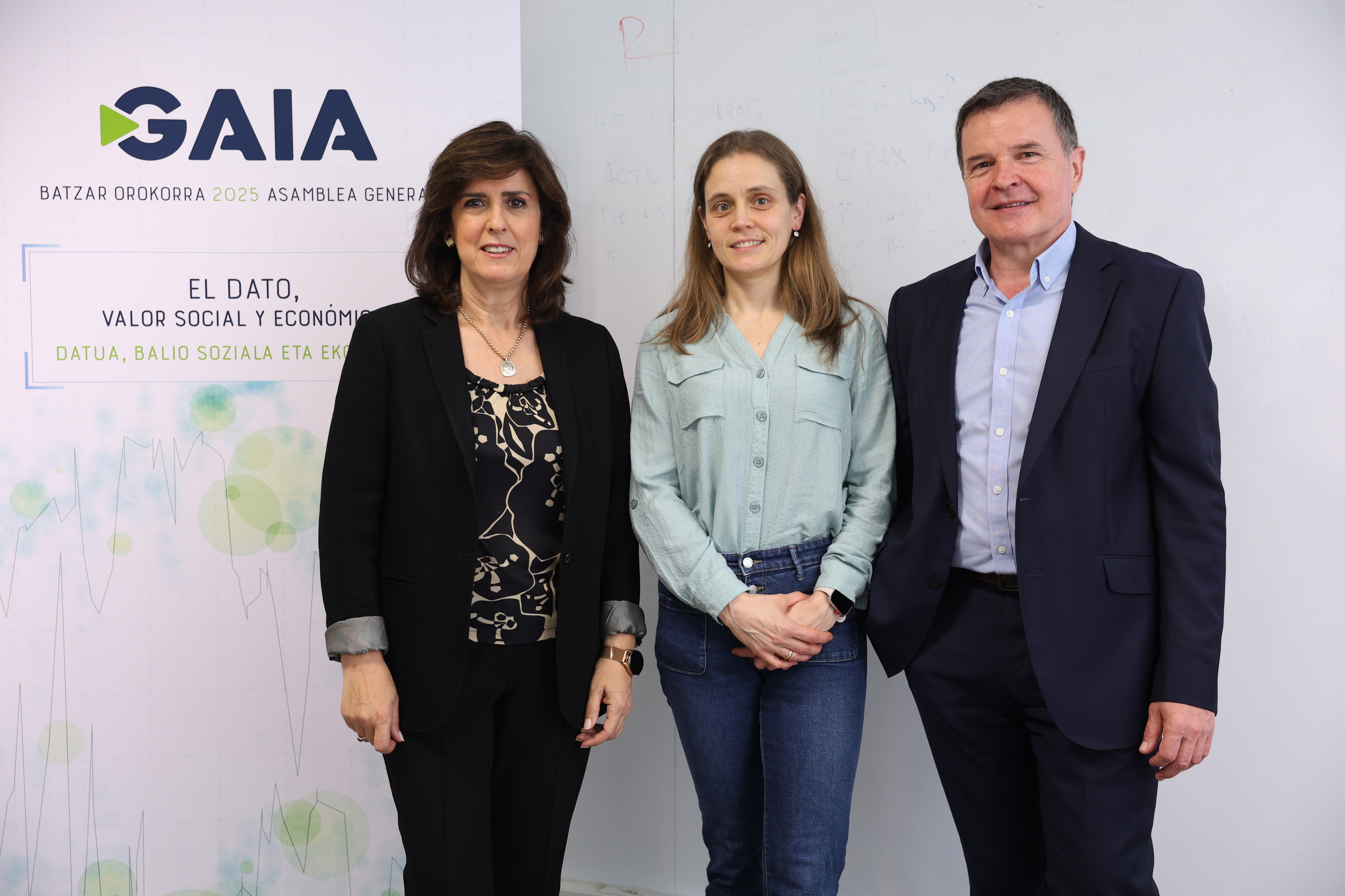 Elena Zarraga Gaiako presidentea, Eli Pombo Languneko burua eta Tomas Iriondo klusterreko idazkari nagusia, gaur, Bilbon. OSKAR MATXIN EDESA / FOKU