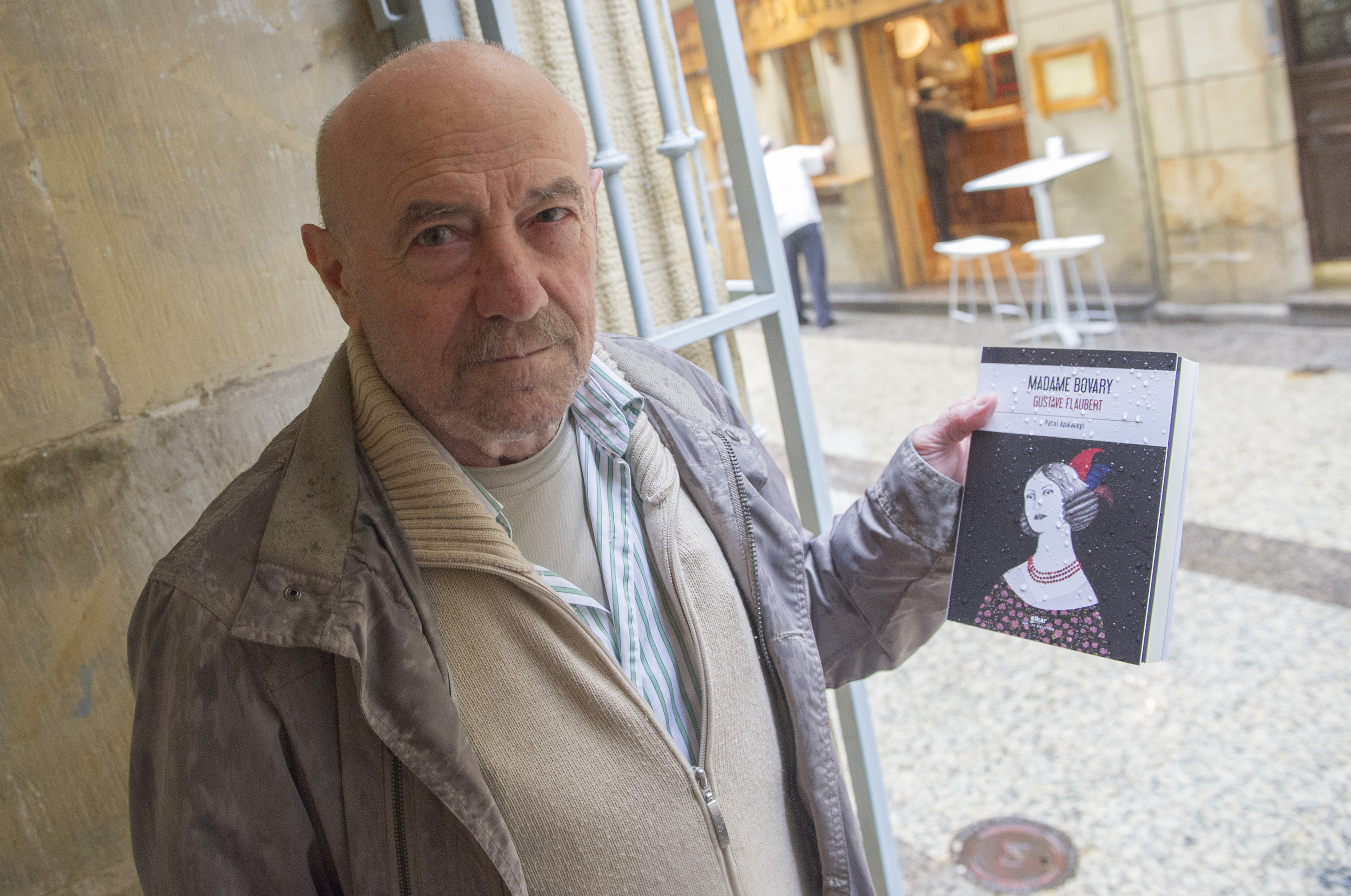Patxi Apalategi itzultzailea, 'Madame Bovary' nobelaren euskarazko itzulpena aurkeztu zuen egunean, 2013ko otsailean, Donostian. GORKA RUBIO / FOKU