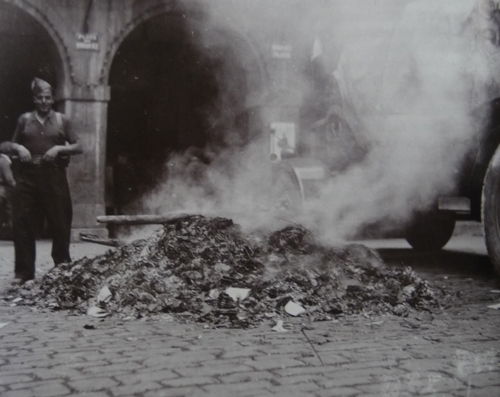 Tolosako Plaza Zaharrean liburuak erre zituzten unea, 1936an. BERRIA Tolosako Plaza Zaharrean liburuak erre zituzten unea, 1936an. BERRIA
