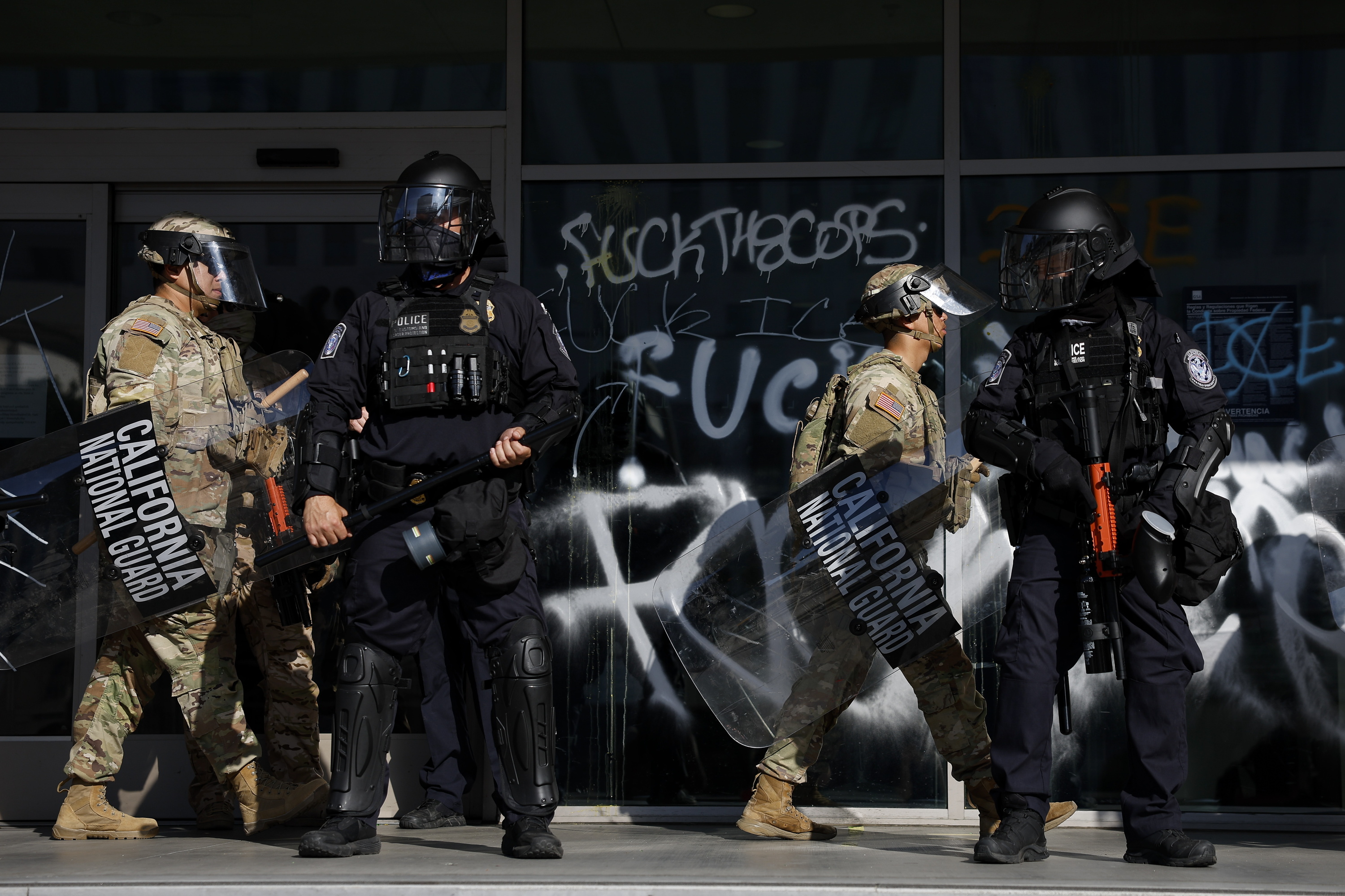 AEBetako poliziak Los Angelesko kaleetan, atzo. CAROLINE BREHMAN / EFE