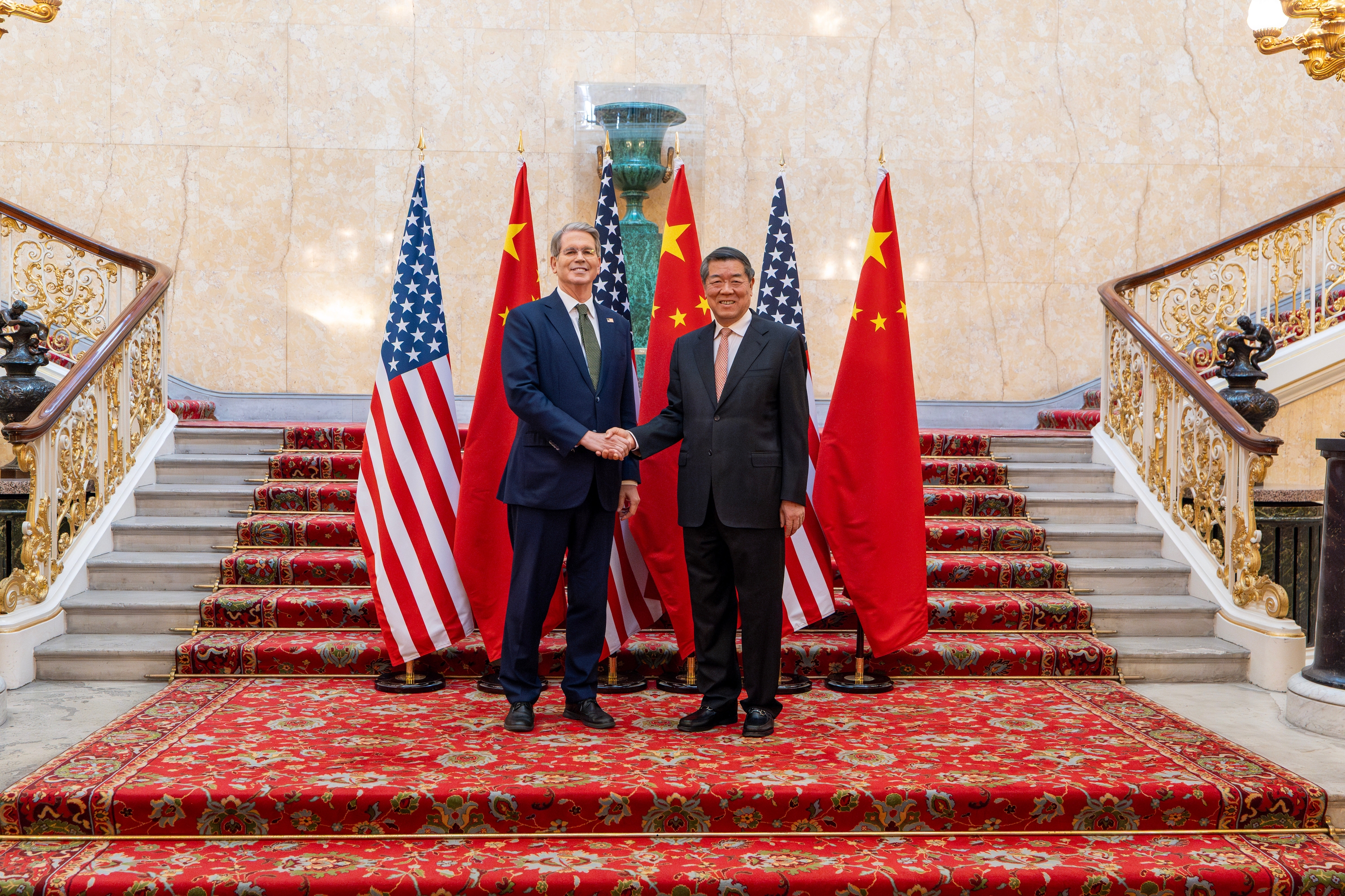 AEBetako Altxor idazkari Scott Bessent eta Txinako lehen ministrorde He Lifeng, elkarri bostekoa ematen, Londresen, Lancaster House jauregian. EFE