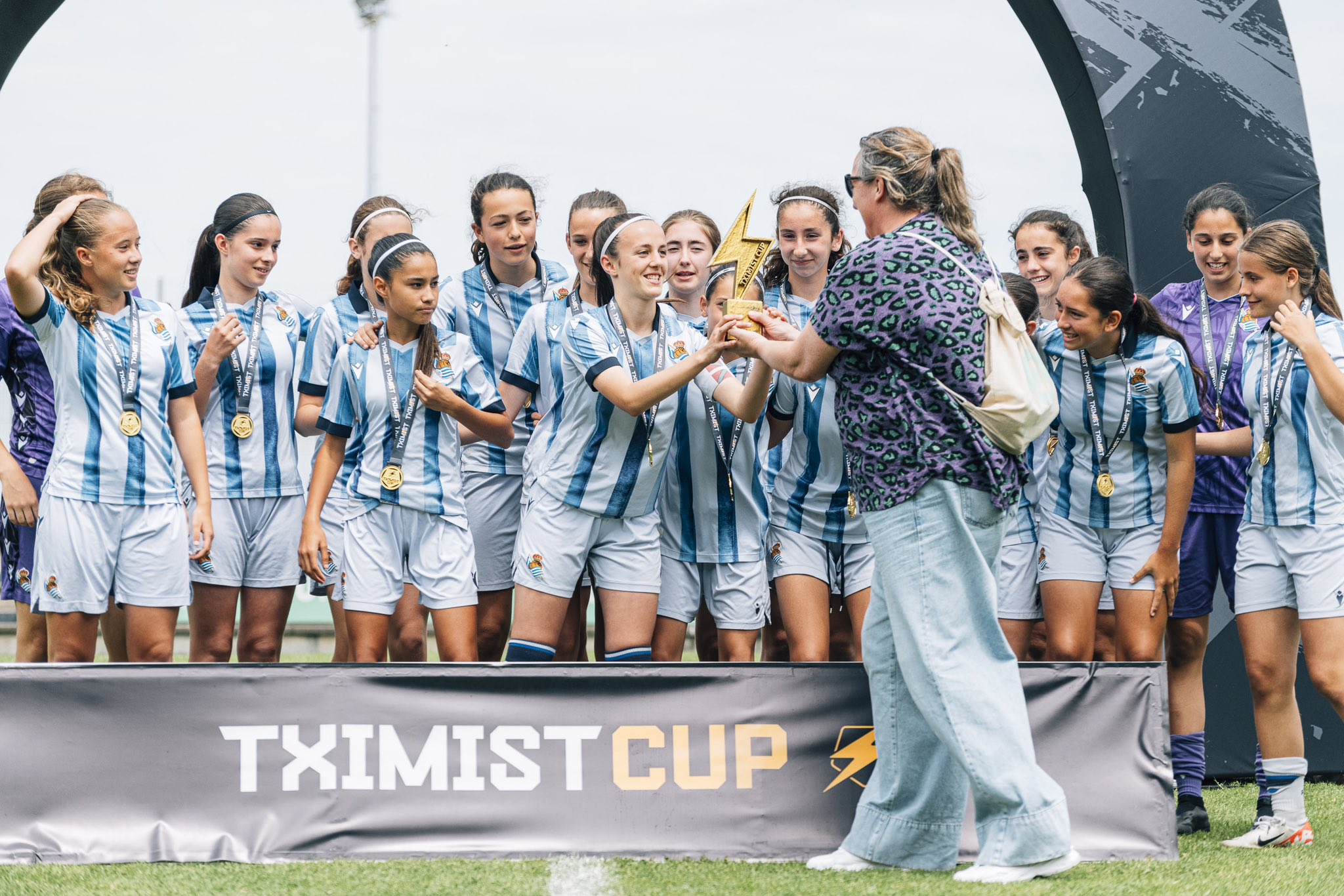 Realeko jokalariak, iazko saria jasotzen. TXIMIST CUP