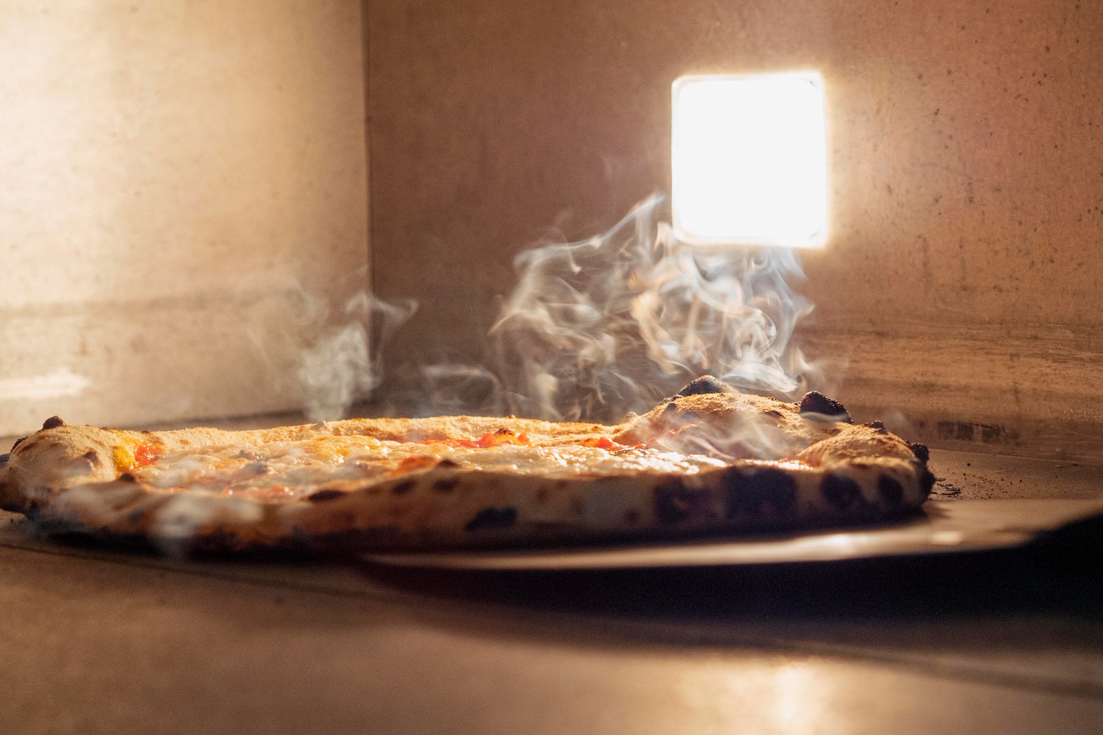 Pizza napolitarra, labetik ateratzeko prest. BERRIA