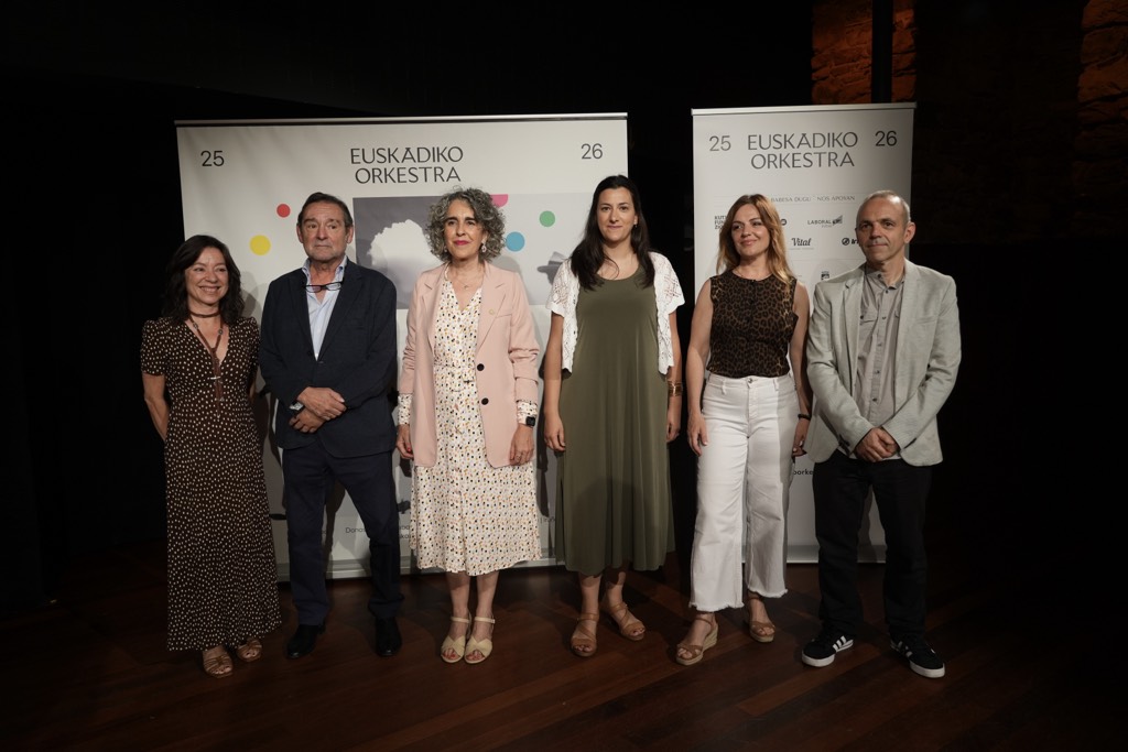 Marta Zabaleta, Roberto Ugarte, Ibone Bengoetxea, Miren Urbieta-Vega, Marife Nogales eta Iñaki Tolaretxipi, denboraldi berriaren aurkezpenean, Donostian. JON URBE / FOKU