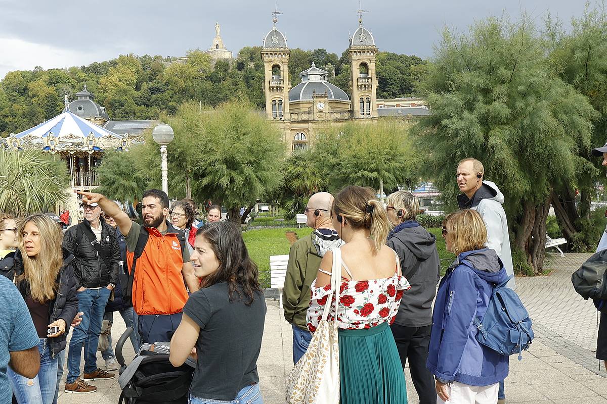 Turista talde bat, iaz, Donostiako Alderdi Ederren. MAIALEN ANDRES / FOKU