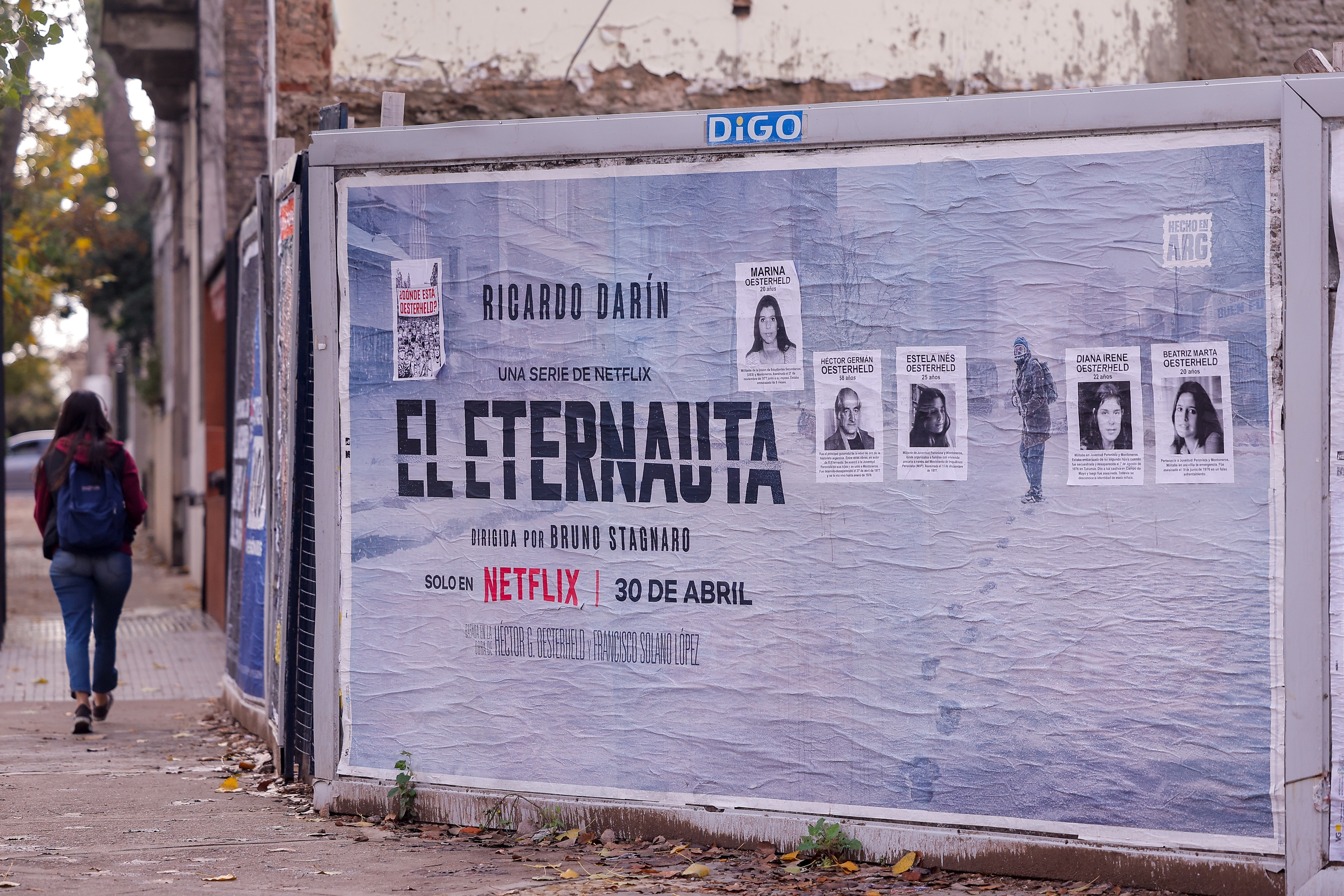'El Eternauta' komikian oinarritutako telesailaren kartela, giza eskubideen aldeko ekintzaileen esku hartzeekin, Buenos Airesen. JUAN IGNACIO RONCORON / EFE