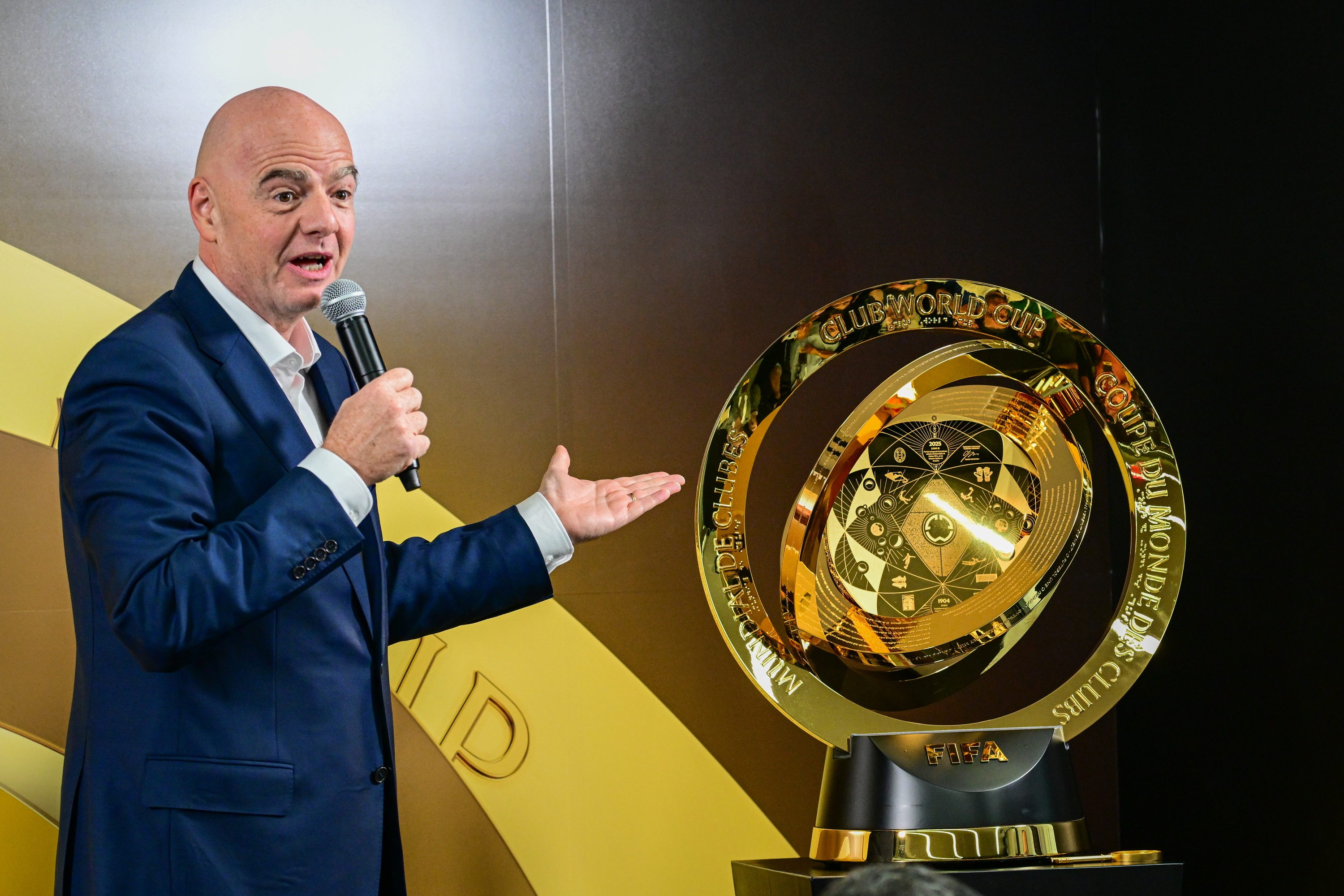 Gianni Infantino FIFAko presidentea, Kluben Arteko Munduko Kopako garaikurrarekin, AEBetan egindako ekitaldi batean. GIORGIO VIERA / EFE