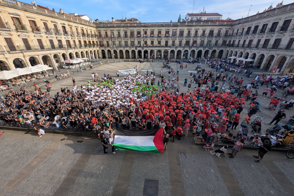 Manifestariak, Palestinako banderaren koloreekin, Gasteizko udaletxearen aurrean. BERRIA Manifestariak, Palestinako banderaren koloreekin, Gasteizko udaletxearen aurrean. BERRIA