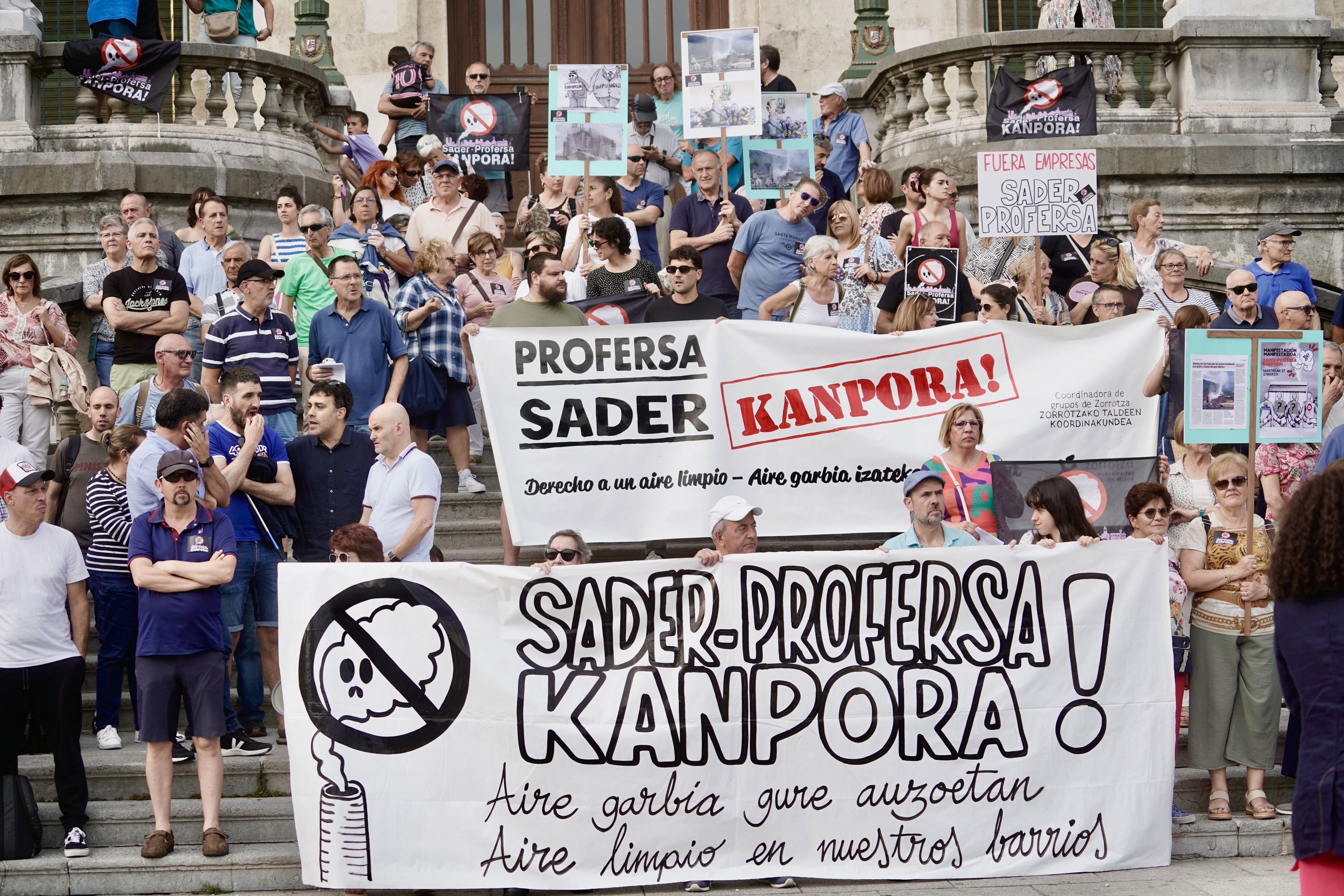 Sader Profersa Kanpora plataformaren elkarretaratzea gaur, Bilbon. MARISOL RAMIREZ / FOKU