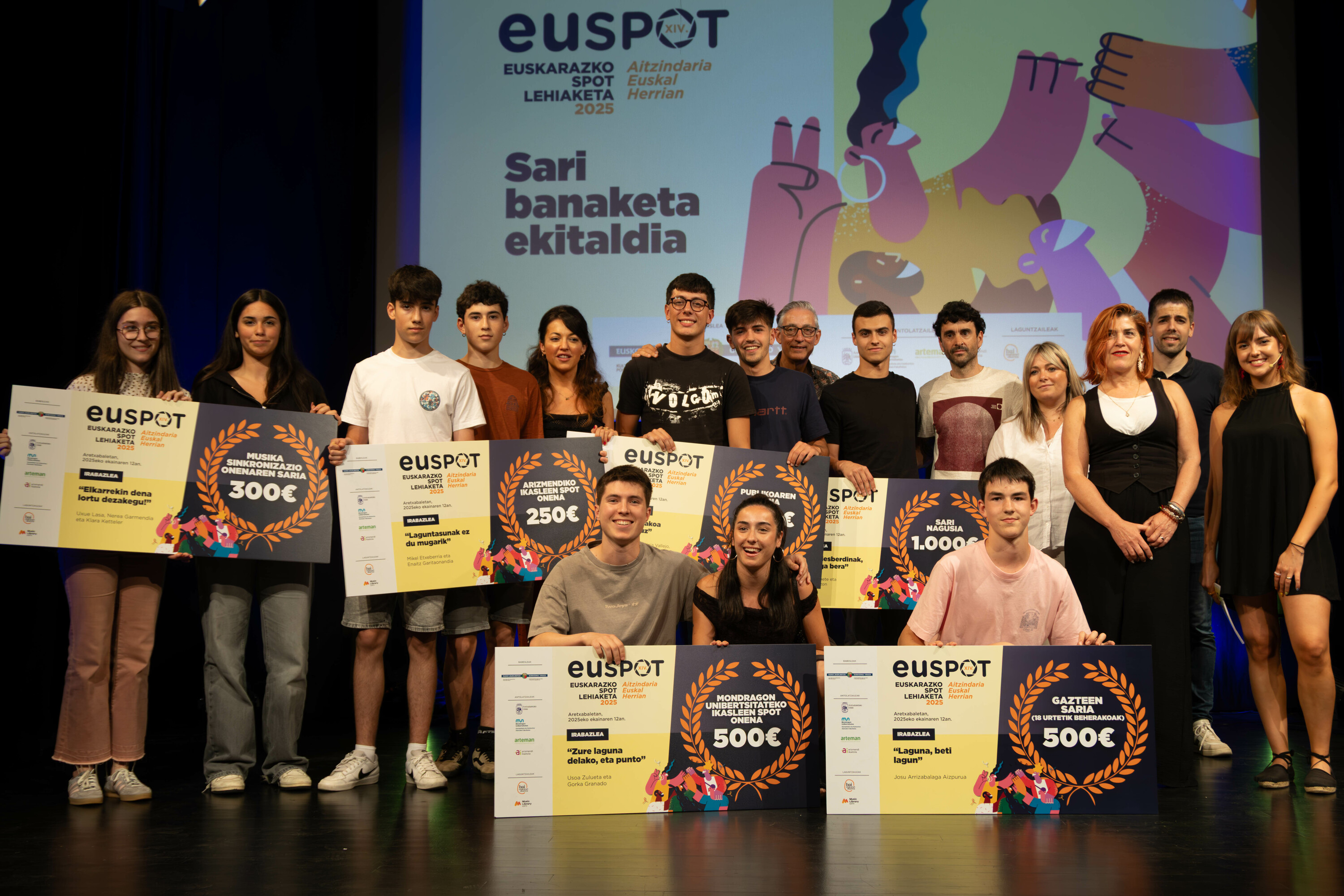 Euspot lehiaketako irabazleak, atzo, Zaraia aretoan, Aretxabaletan. ARTEMAN