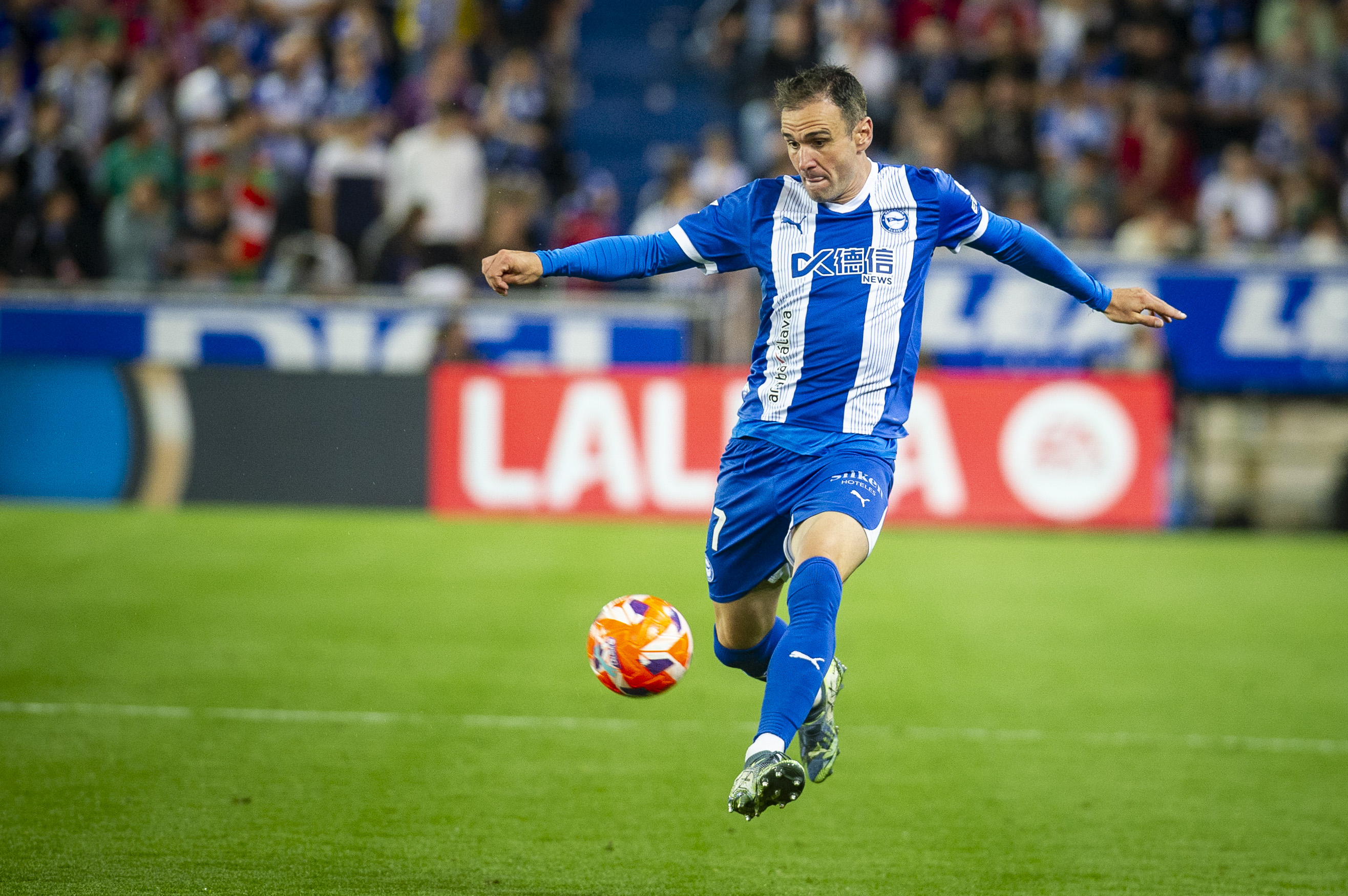 Kike Garcia Alaveseko aurrelaria baloia jotzeko prest. JAIZKI FONTANEDA / FOKU