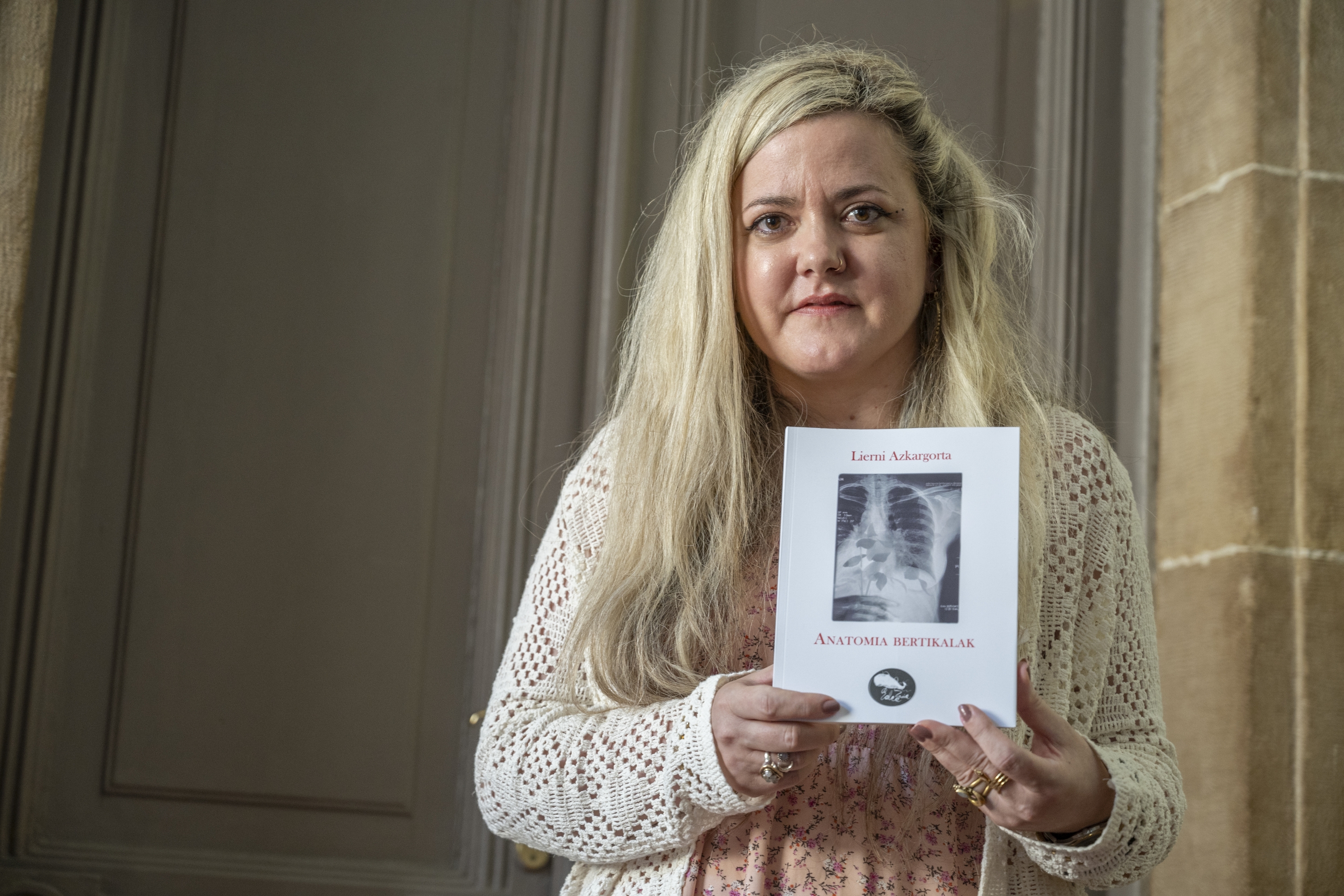 Lierni Azkargorta, 'Anatomia bertikalak' poema liburua eskuetan duela. GORKA RUBIO/ FOKU
