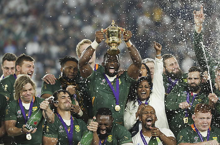 Siya Kolisi Hegoafrikako selekzioko kapitaina Munduko Kopako trofeoa altxatzen. MARK R. CRISTINO / EFE