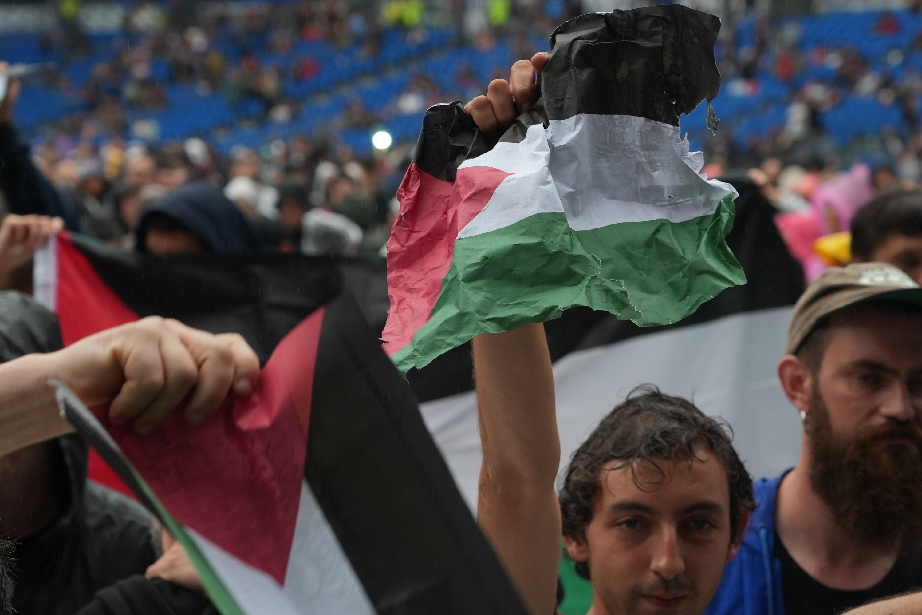 Palestinaren aldeko aldarriak etengabe egin zituzten entzuleek. JON URBE / FOKU Palestinaren aldeko aldarriak etengabe egin zituzten entzuleek. JON URBE / FOKU
