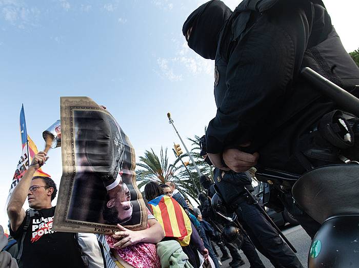 Protestari bat, Espainiako erregearen irudia buruz behera erakutsiz, Diagonal etorbidean. ENRIC FONTCUBERTA, EFE