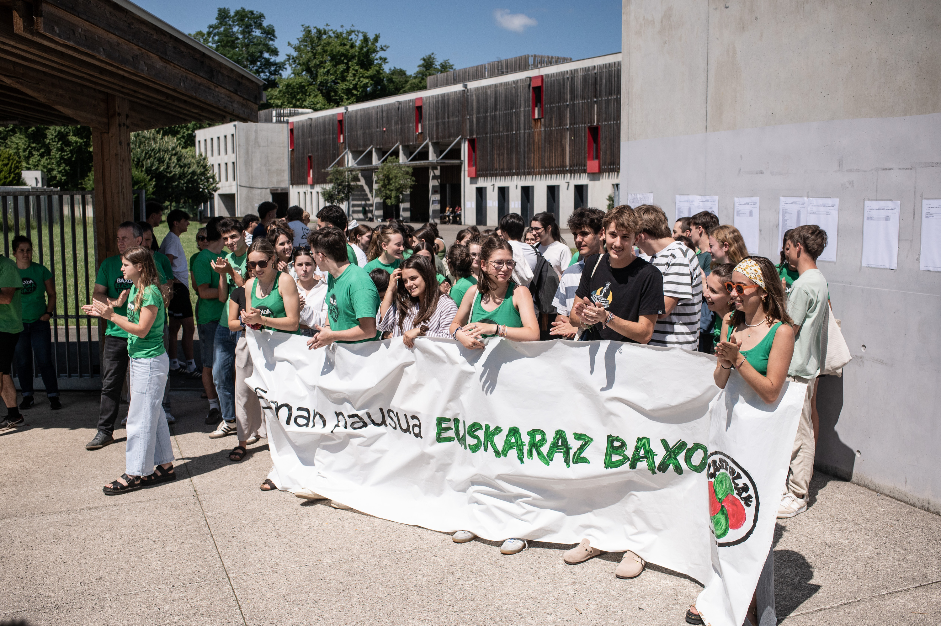 Ikasleen protesta Baionako Bernat Etxepare lizeoaren aitzinean, baxoko probatik ateratzean. PATXI BELTZAIZ