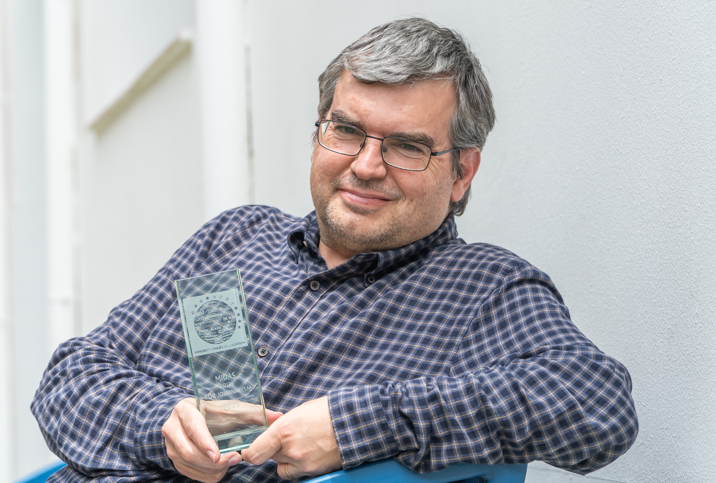 Urtzi Urkizu BERRIAko kazetaria Midas saria eskuan, astelehenean, Andoainen. ANDONI CANELLADA / FOKU