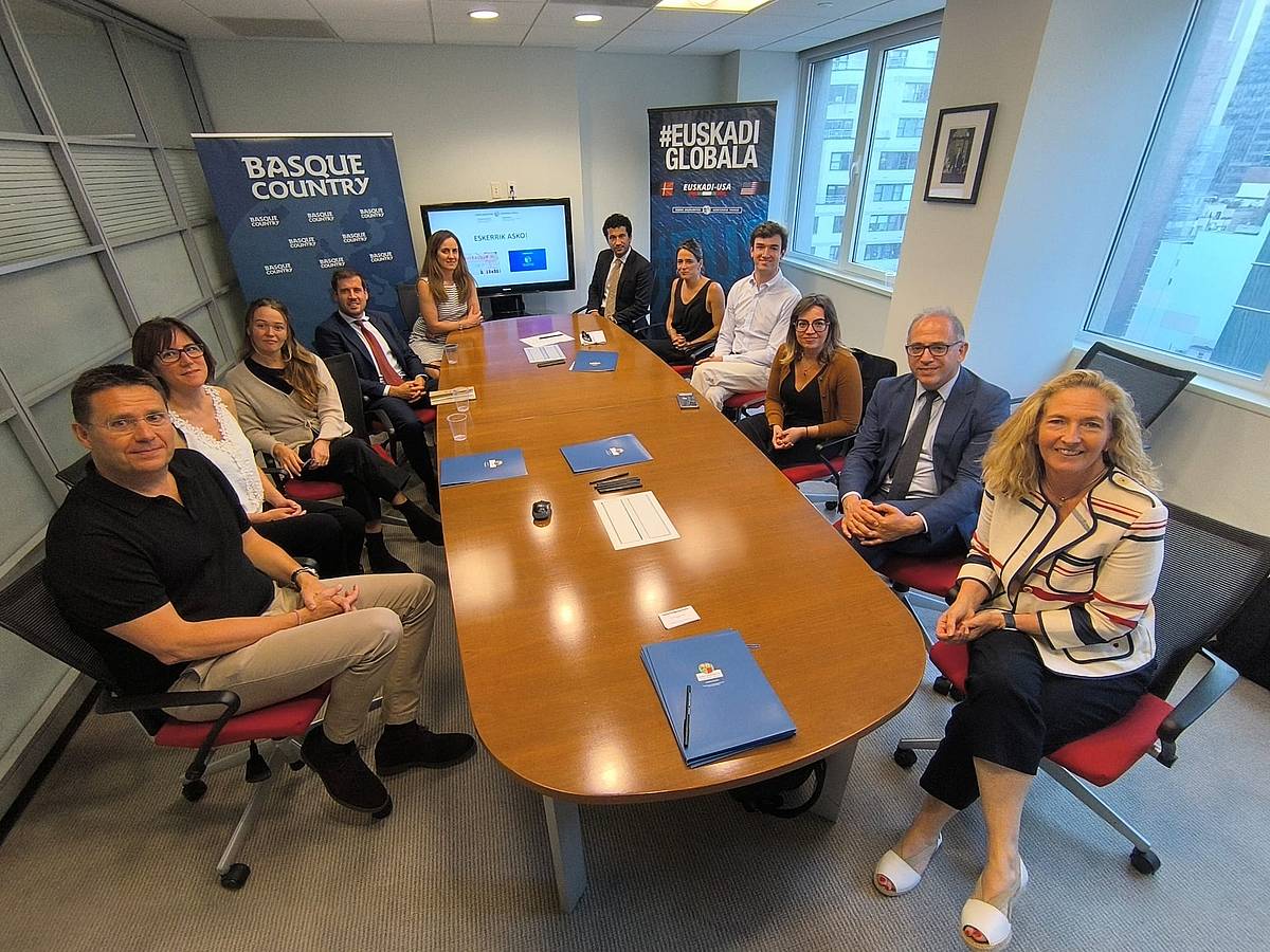 Euskal ikertzaileek eta Ikerbasqueko buruek New Yorken egindako bilera. IKERBASQUE