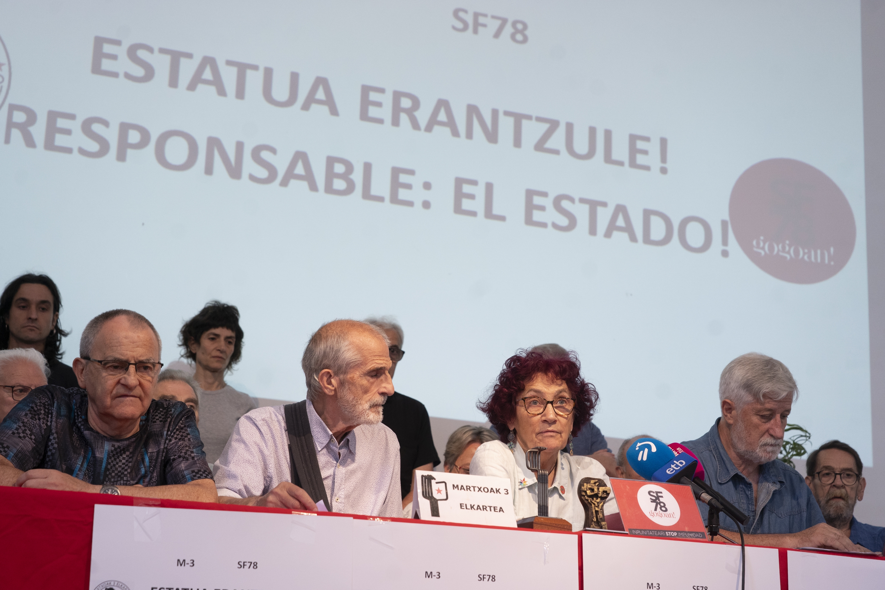 SF78 eta Martxoak 3 elkarteen agerraldia, gaur, Iruñeko Katakrak liburu dendan. JAGOBA MANTEROLA / FOKU