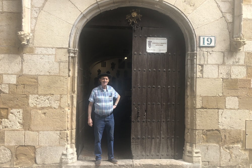 Karmelo Boneta artisaua bere tailerraren atarian, Lizarran. Karmelo Boneta artisaua bere tailerraren atarian, Lizarran.
