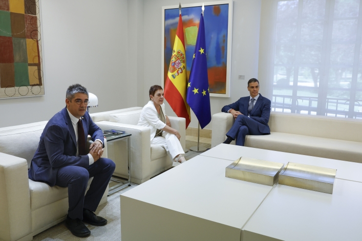(ID_15070235) (/EFE) MADRID, 18/06/2025.- El presidente del Gobierno, Pedro Sánchez (d), durante la reunión que ha mantenido reci... (ID_15070235) (/EFE) MADRID, 18/06/2025.- El presidente del Gobierno, Pedro Sánchez (d), durante la reunión que ha mantenido reci...