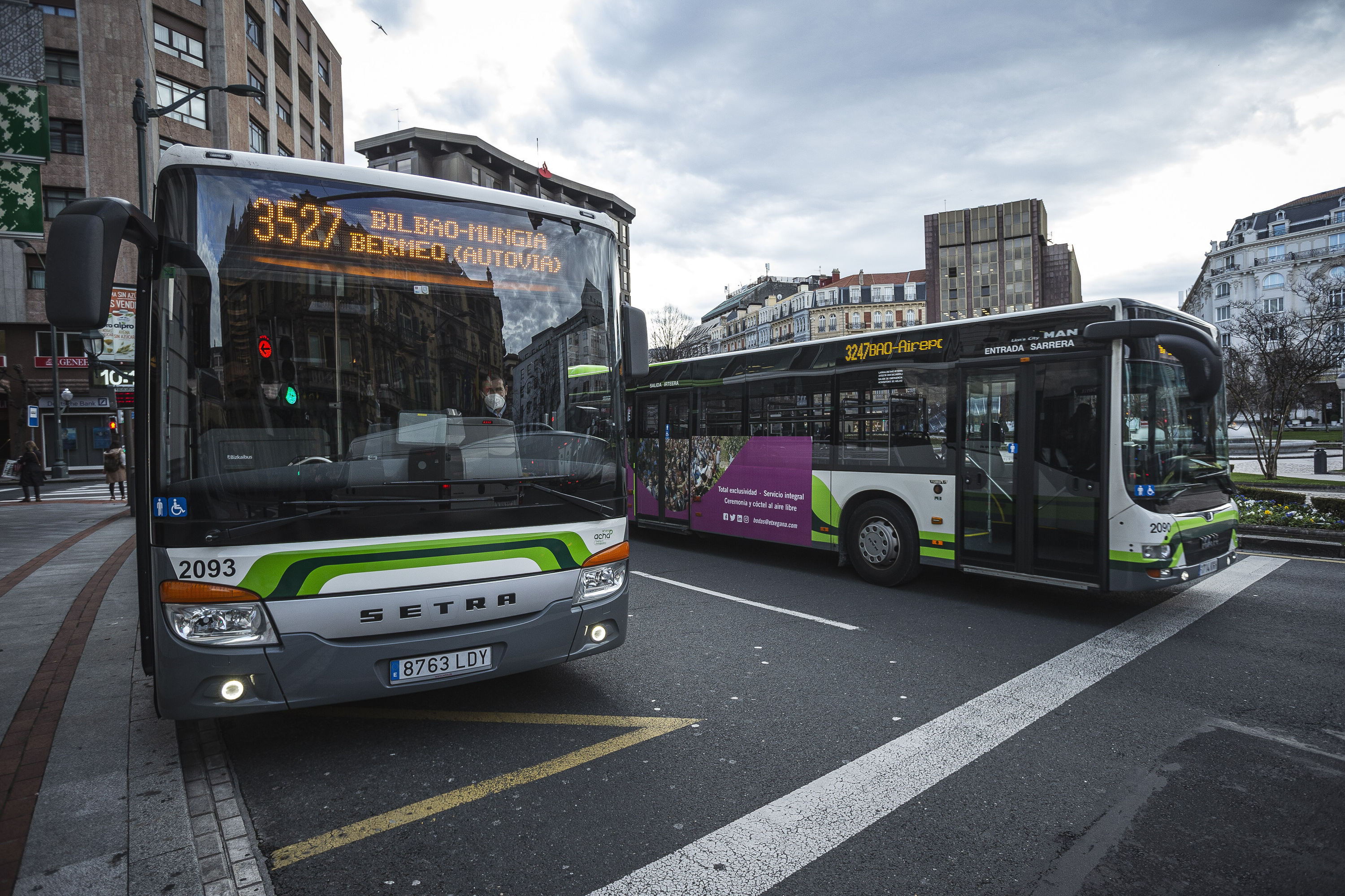 Bi Bizkaibus Bilboko Moyua plazan, 2021eko otsailean. ARITZ LOIOLA / FOKU