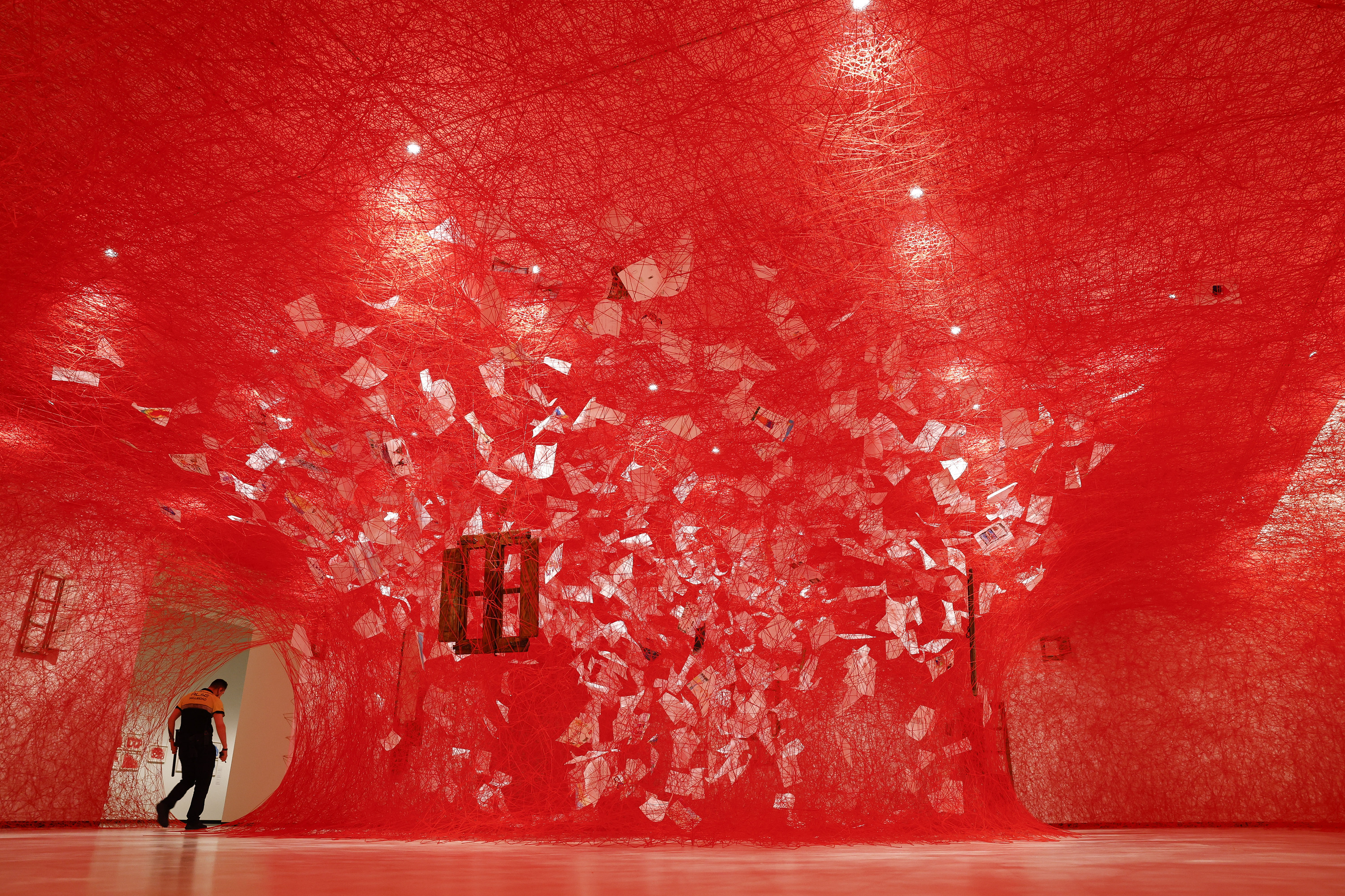 Chiharu Shiota artistaren erakusketa, Bilboko Azkuna zentroan. MIGUEL TOÑA / EFE