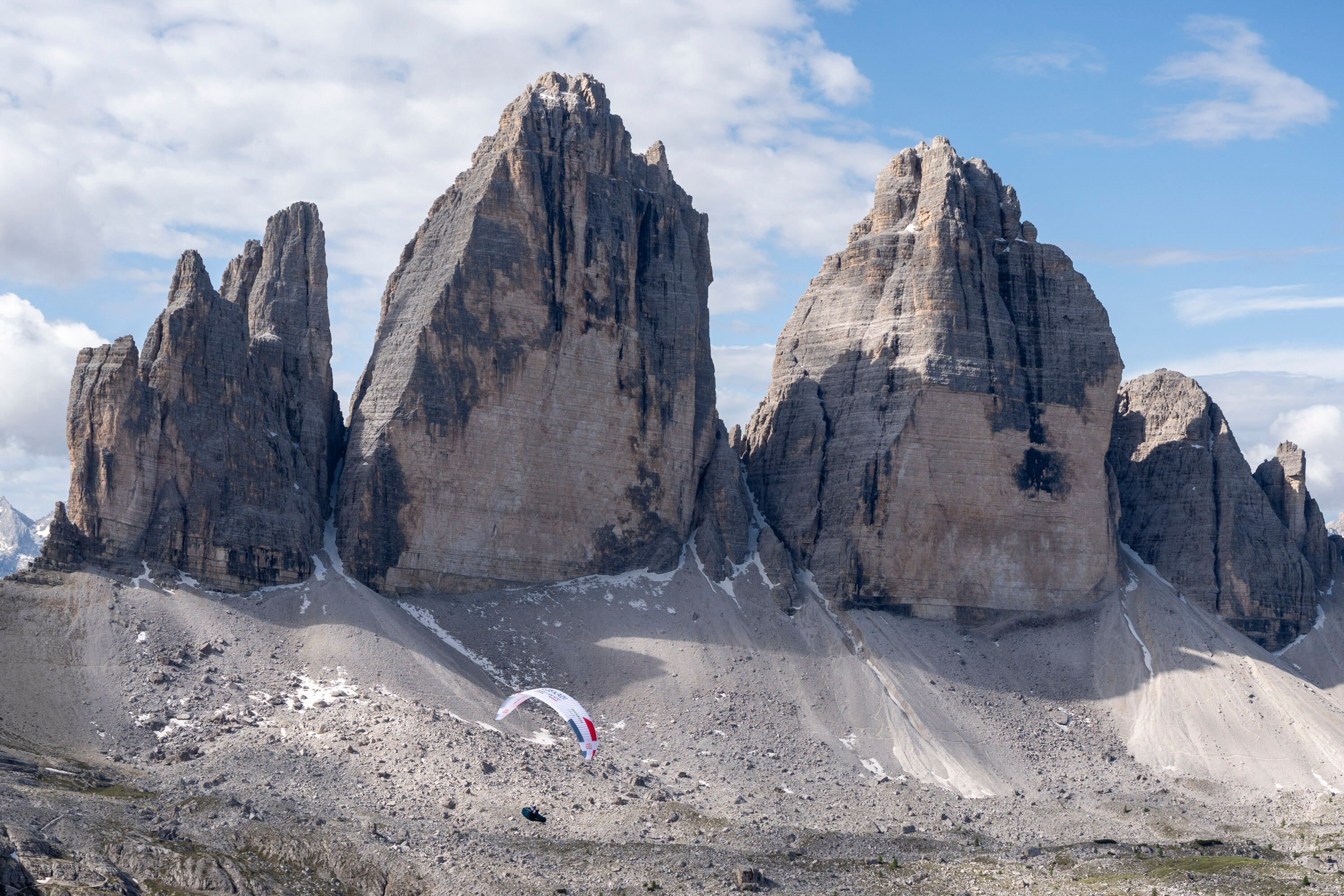 Mattin Iñiguez Tre Cime di Lavaredotik hegan igarotzen, Dolomitetan. LUKAS PILZ / RED BULL