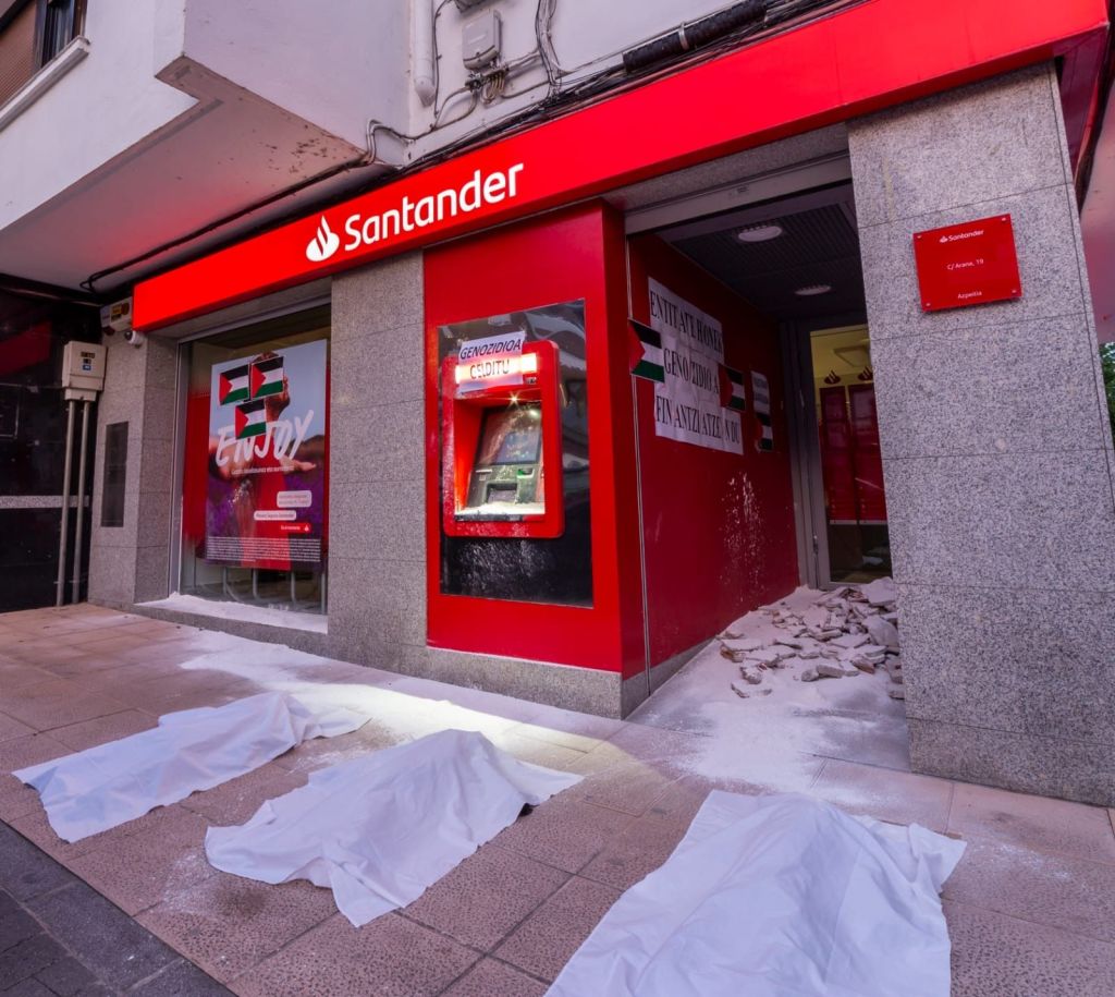 Elkar-ekin herri mugimenduaren ekintza, Santander bankuaren Azpeitiko egoitza batean. ELKAR-EKIN