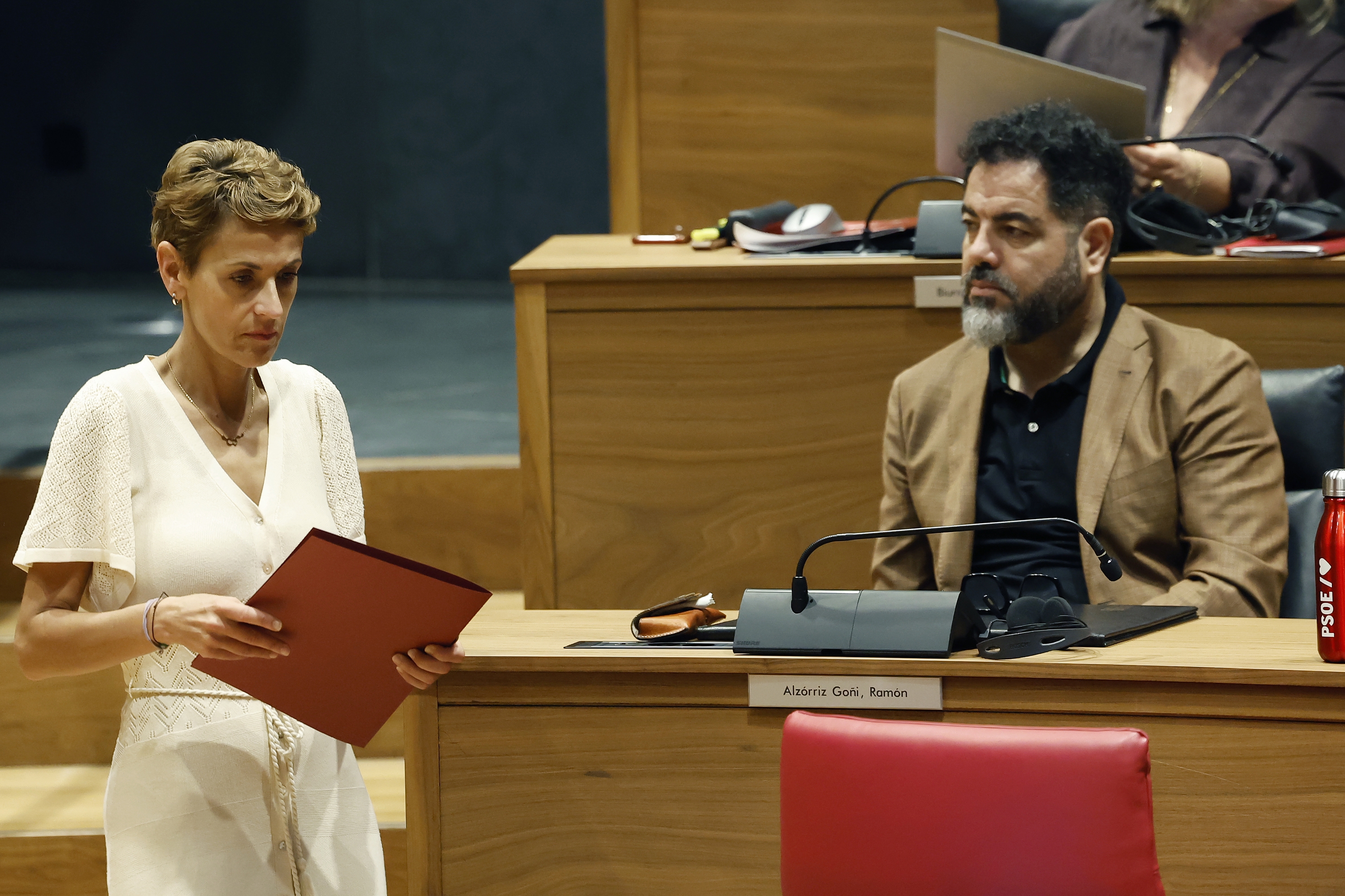 Maria Txibite gaur, Nafarroako Parlamentuan, Ramon Alzorrizen albotik pasatzen. JESUS DIGES / EFE