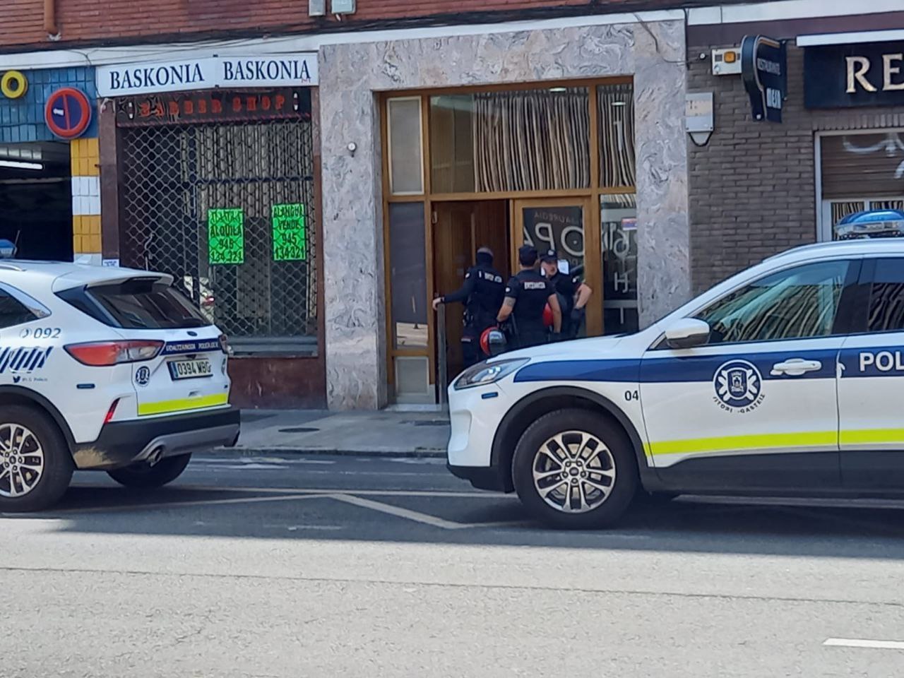 Familia baten etxegabetzea, atzo eguerdian, Gasteizen. AUZOAN BIZI ETXEBIZITZA SAREA