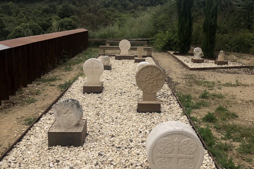 Eraulgo Hilarri Biribilen Lorategia. Eraulgo Hilarri Biribilen Lorategia.